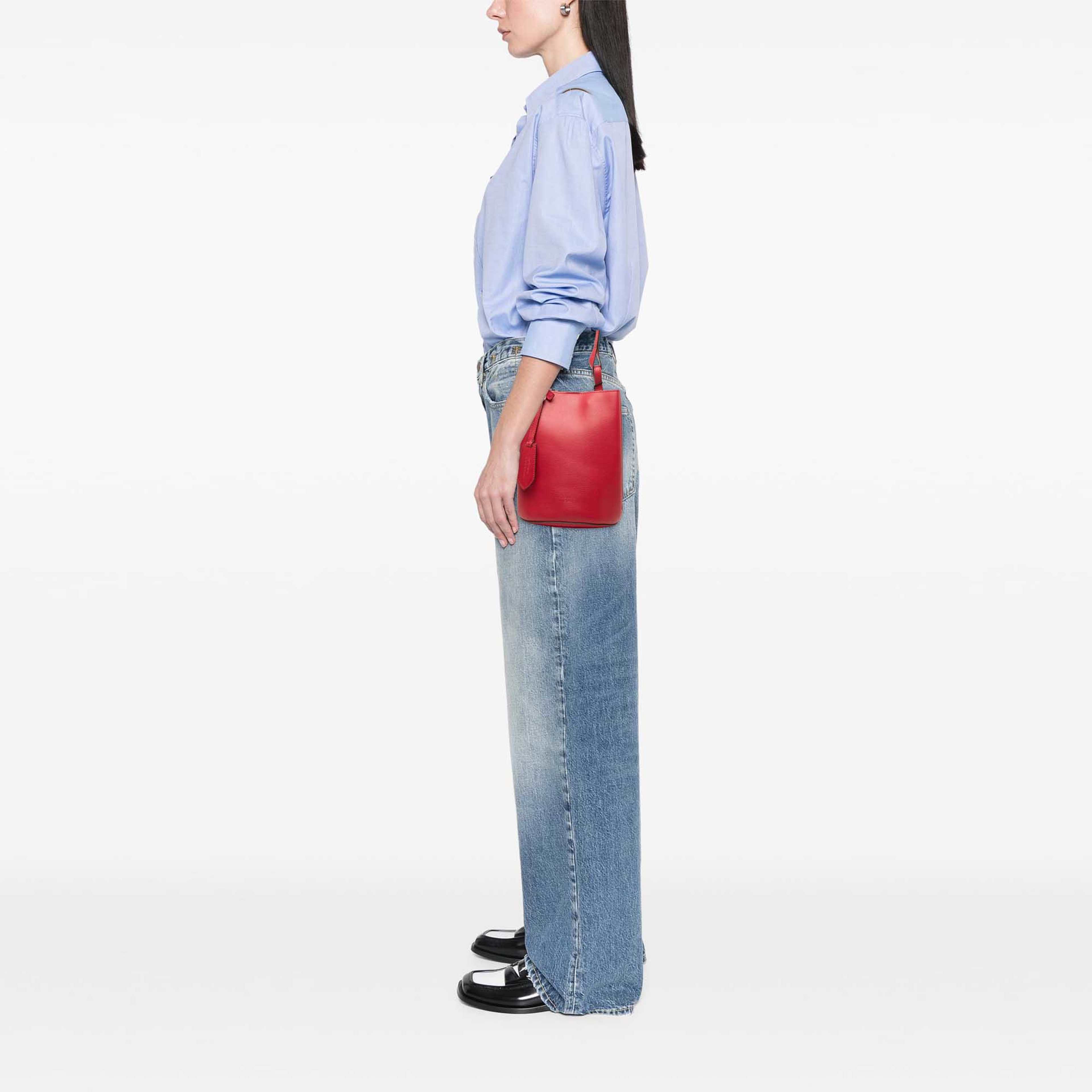 Burberry Grained Calfskin Lorne Bucket Bag, från Luxclusif, i färgen röd. Klicka för att öppna bilden i stort format