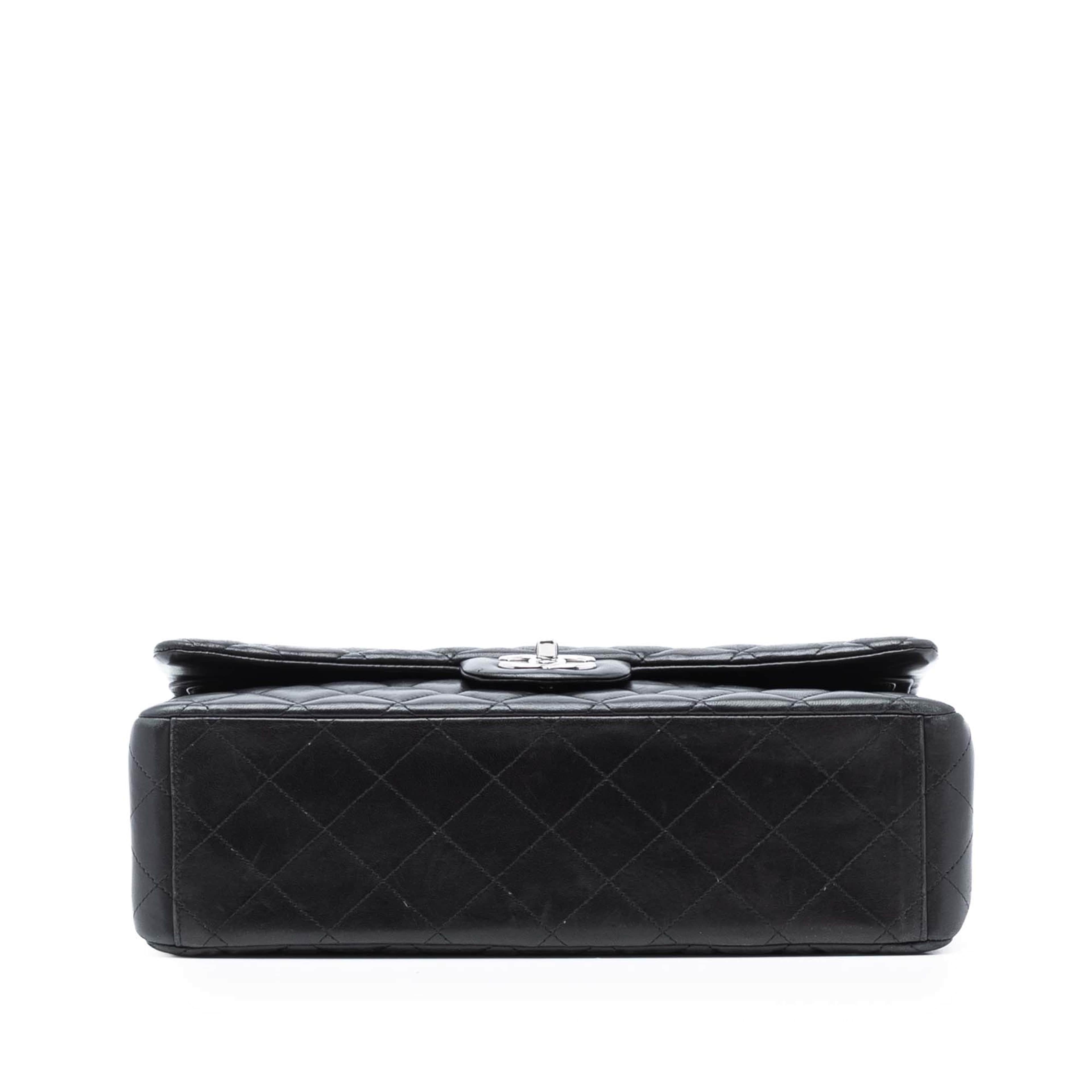 Chanel Maxi Classic Lambskin Double Flap, från Luxclusif, i färgen black. Klicka för att öppna bilden i stort format