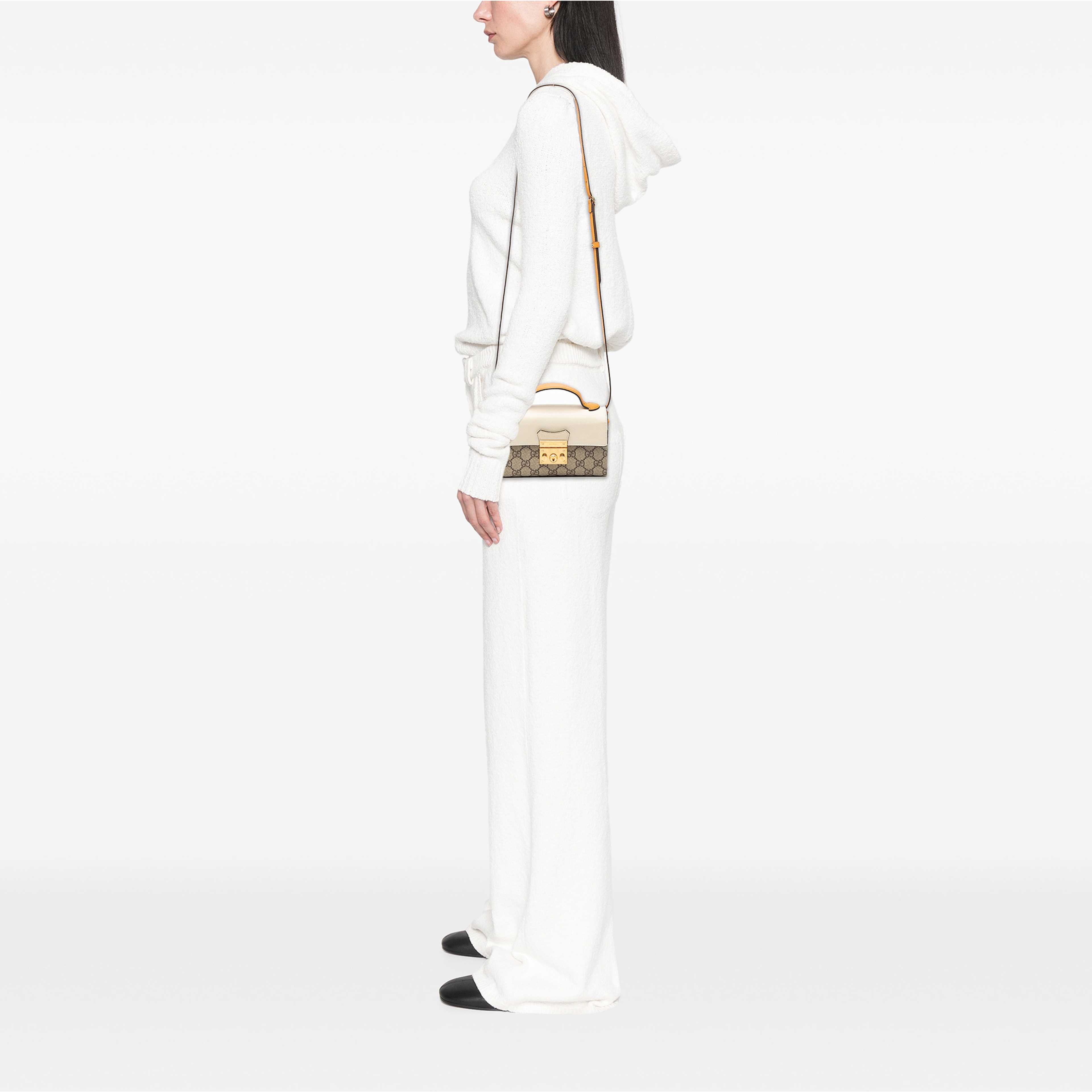 Gucci Mini Gg Supreme Padlock Satchel, från Luxclusif, i färgen beige. Klicka för att öppna bilden i stort format