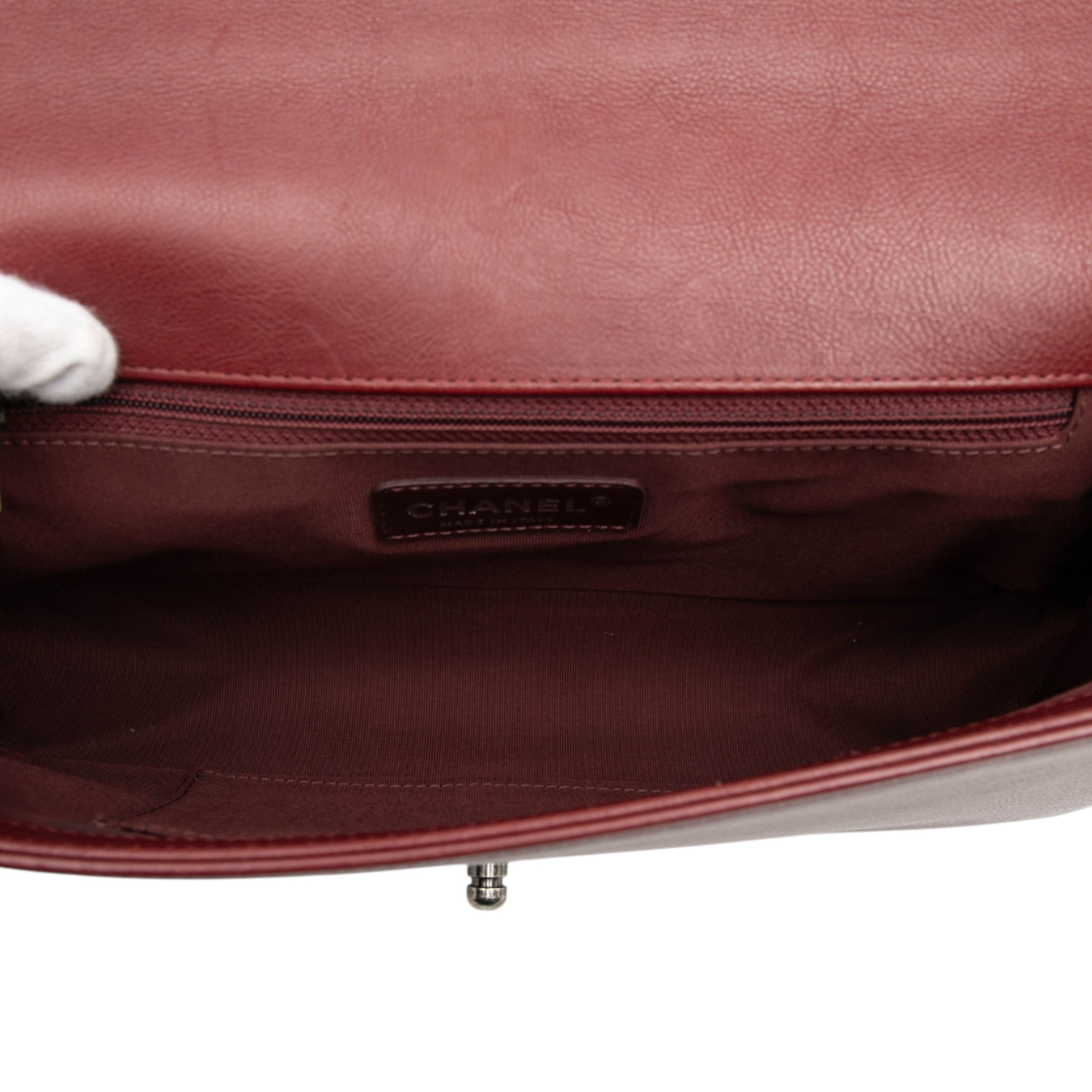 Chanel Medium Quilted Lambskin Double Stitch Boy Flap, från Luxclusif, i färgen burgundy. Klicka för att öppna bilden i stort format