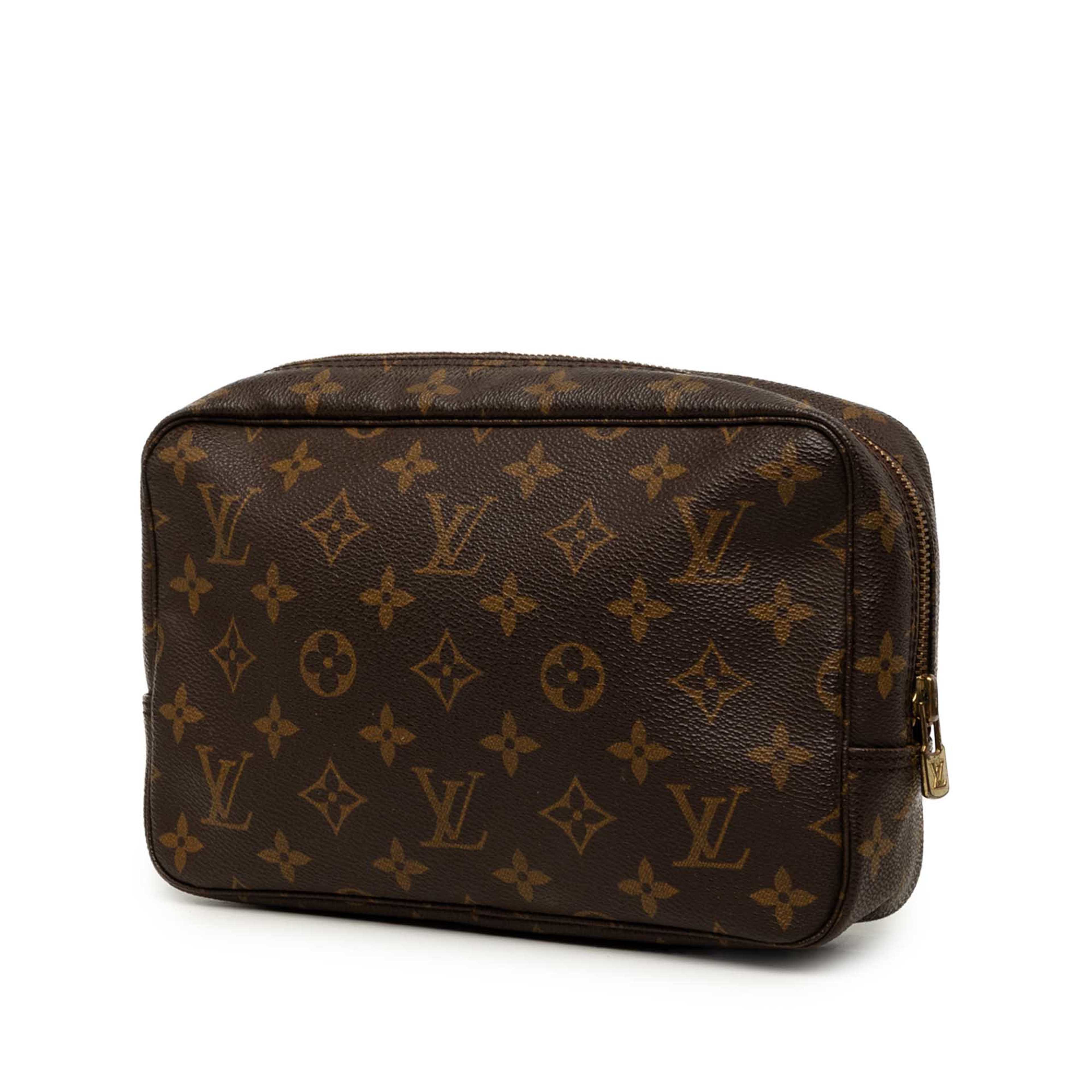 Louis Vuitton Monogram Trousse Toilette 23, från Luxclusif, i färgen brun. Klicka för att öppna bilden i stort format