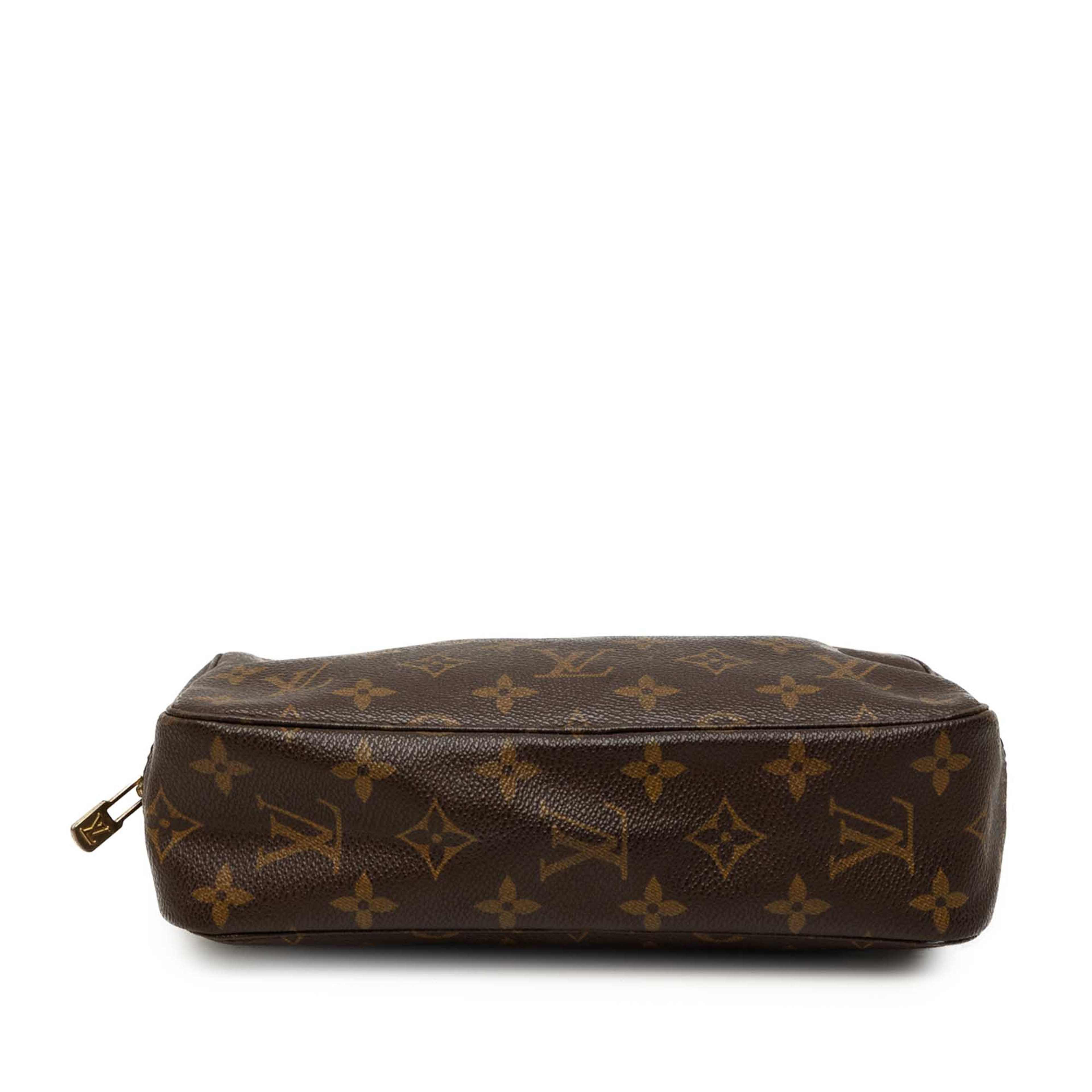Louis Vuitton Monogram Trousse Toilette 23, från Luxclusif, i färgen brun. Klicka för att öppna bilden i stort format