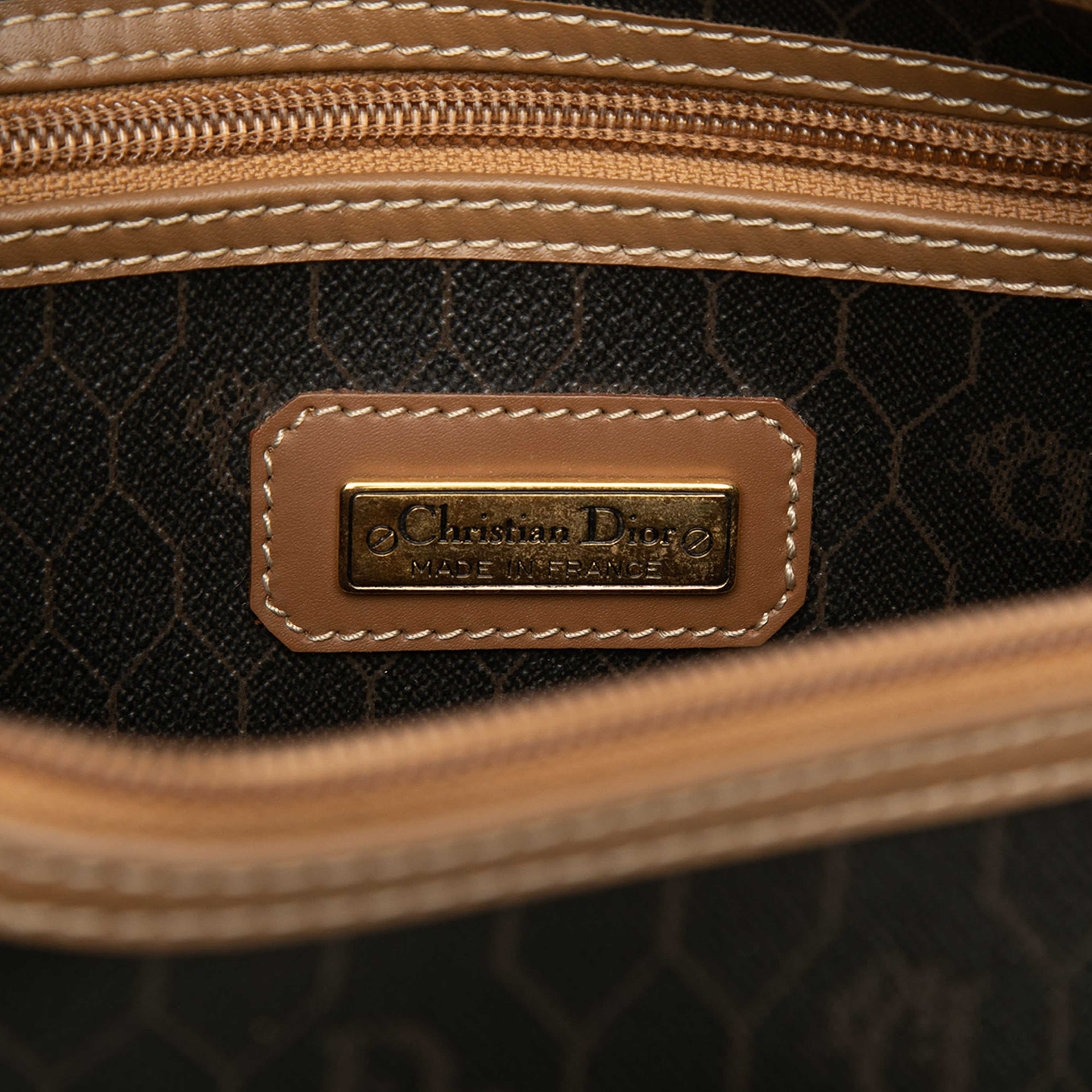 Dior Honeycomb Coated Canvas Boston Bag, från Luxclusif, i färgen svart. Klicka för att öppna bilden i stort format