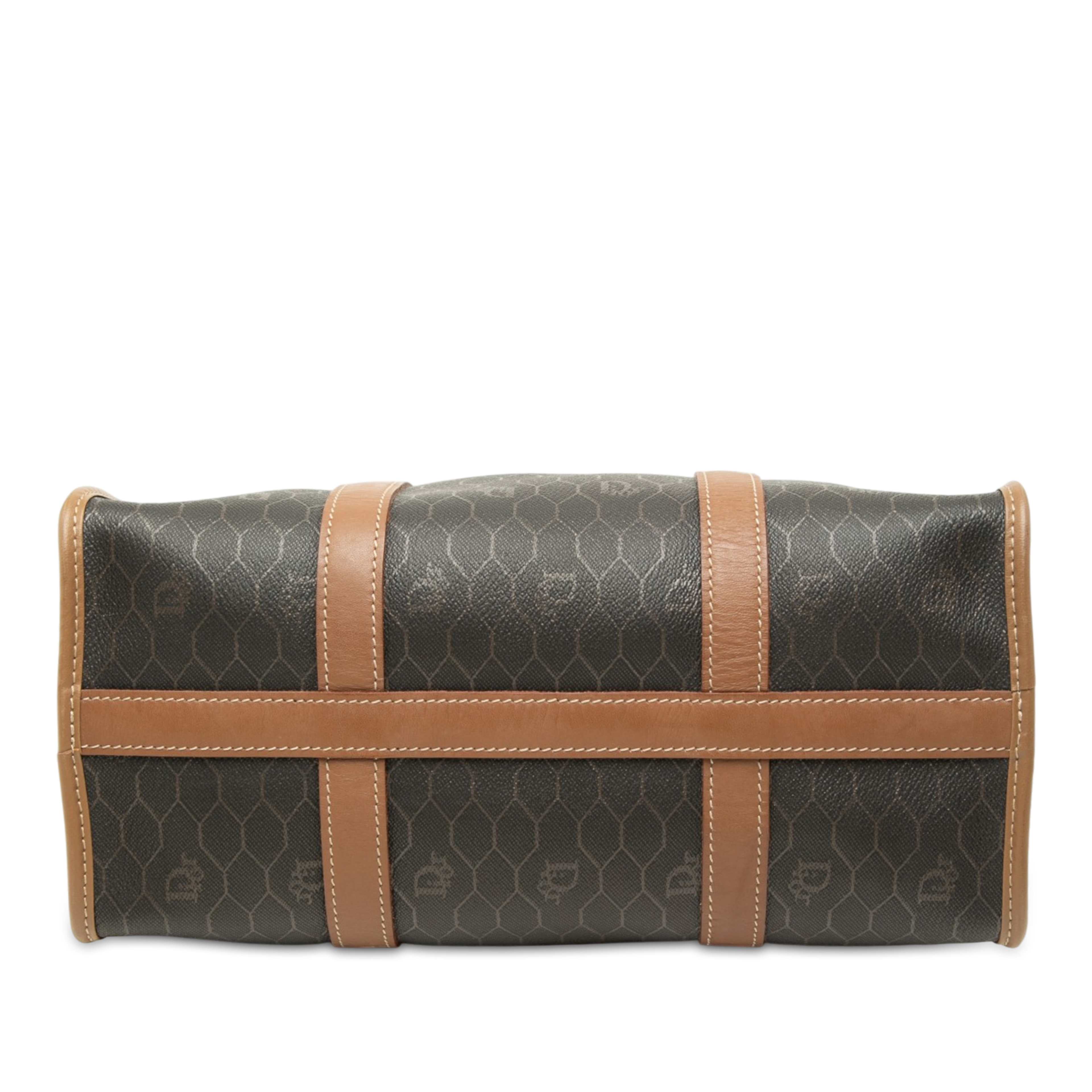 Dior Honeycomb Coated Canvas Boston Bag, från Luxclusif, i färgen svart. Klicka för att öppna bilden i stort format