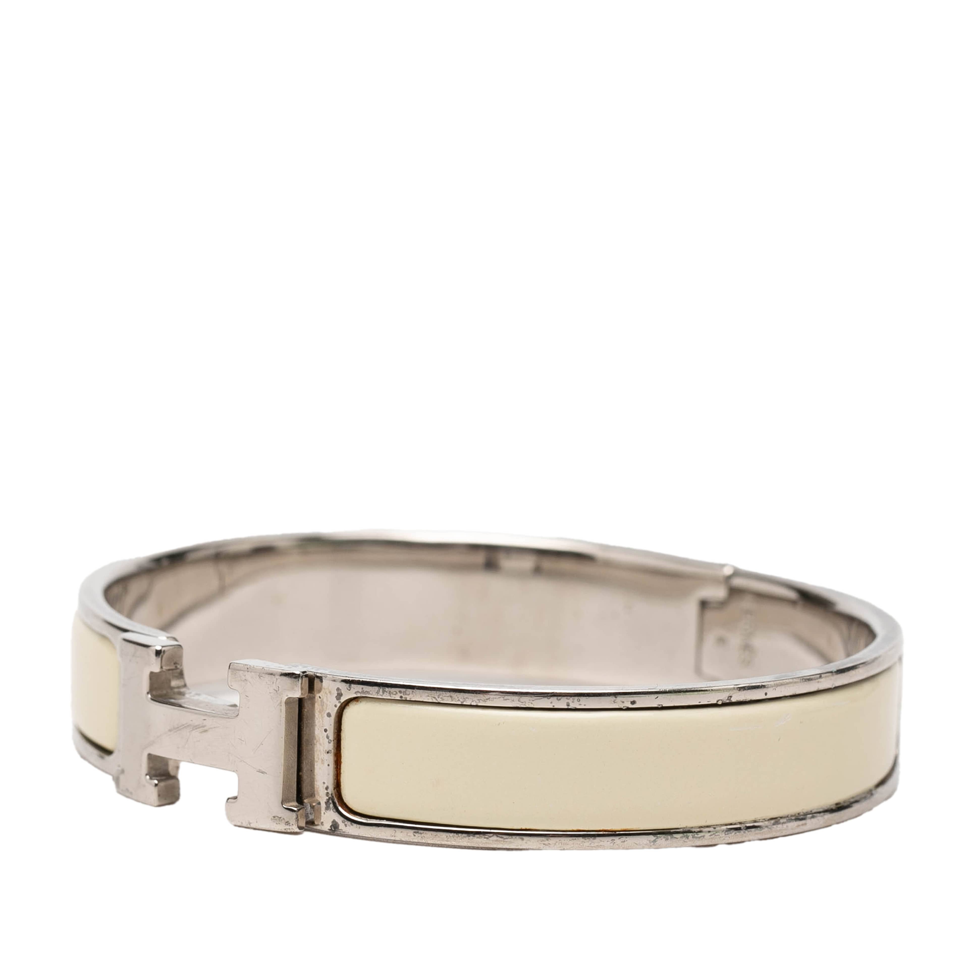 Hermès Narrow Enamel Clic H Bracelet Pm, från Luxclusif, i färgen vit. Klicka för att öppna bilden i stort format