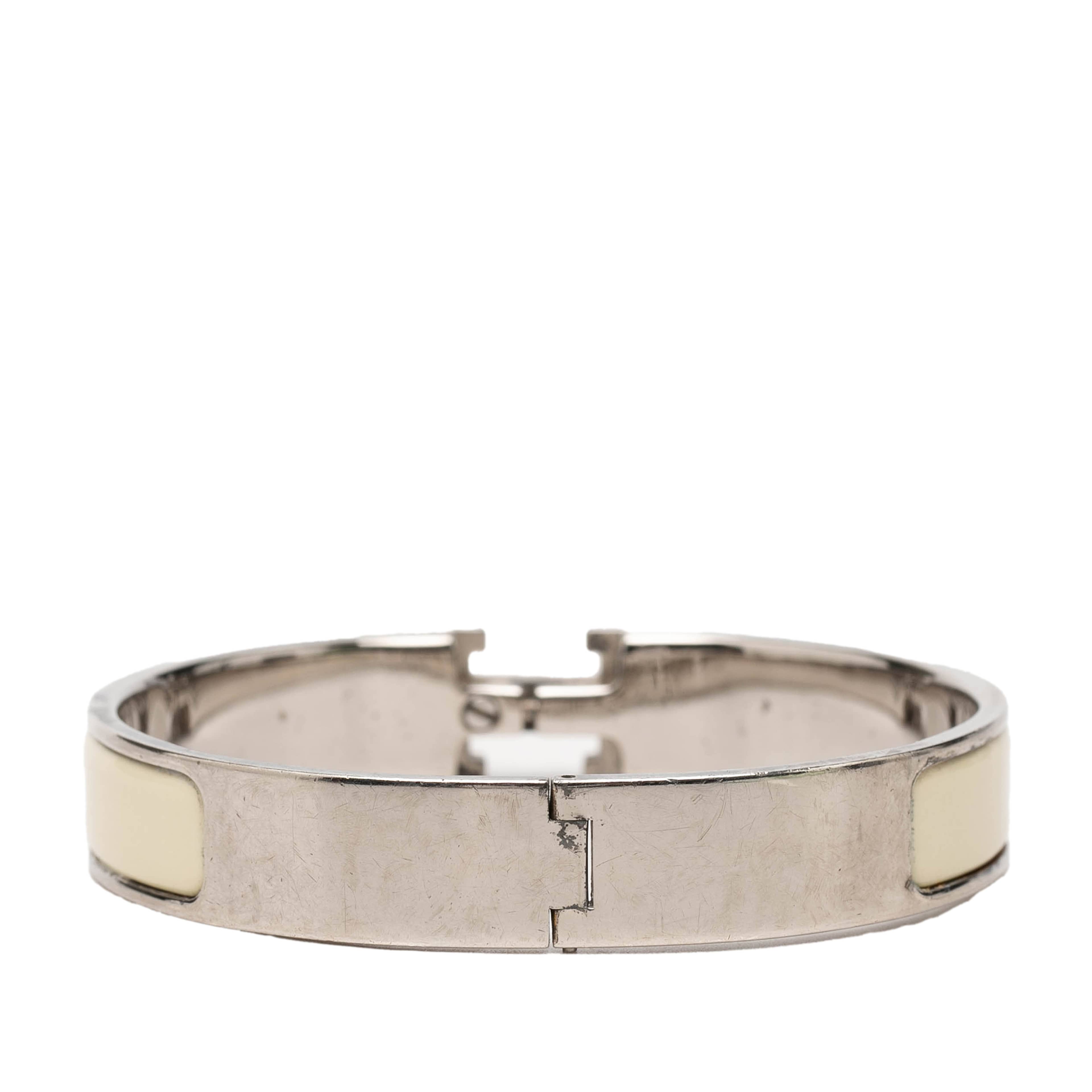 Hermès Narrow Enamel Clic H Bracelet Pm, från Luxclusif, i färgen ivory. Klicka för att öppna bilden i stort format