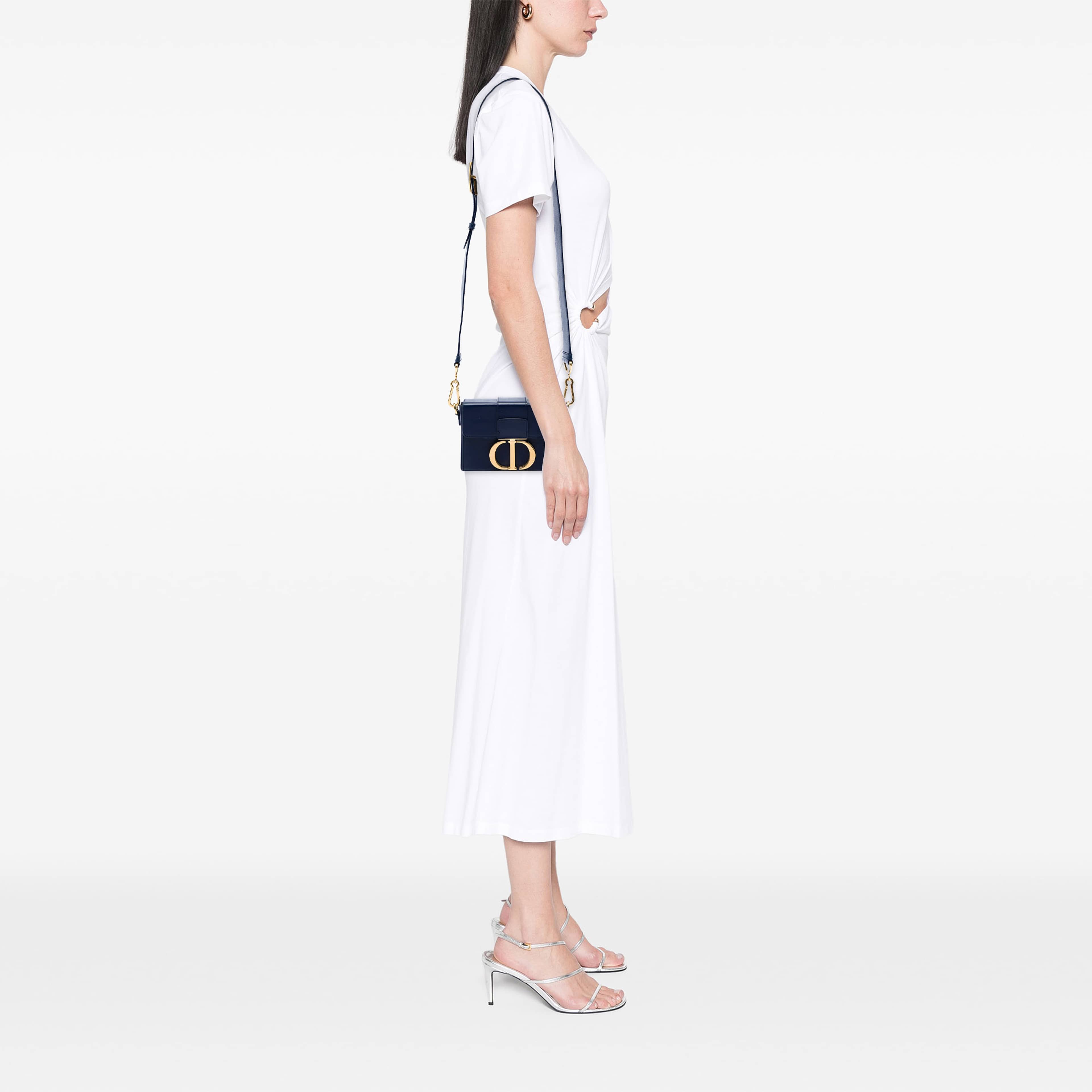 Dior Leather 30 Montaigne Box Bag, från Luxclusif, i färgen blå. Klicka för att öppna bilden i stort format
