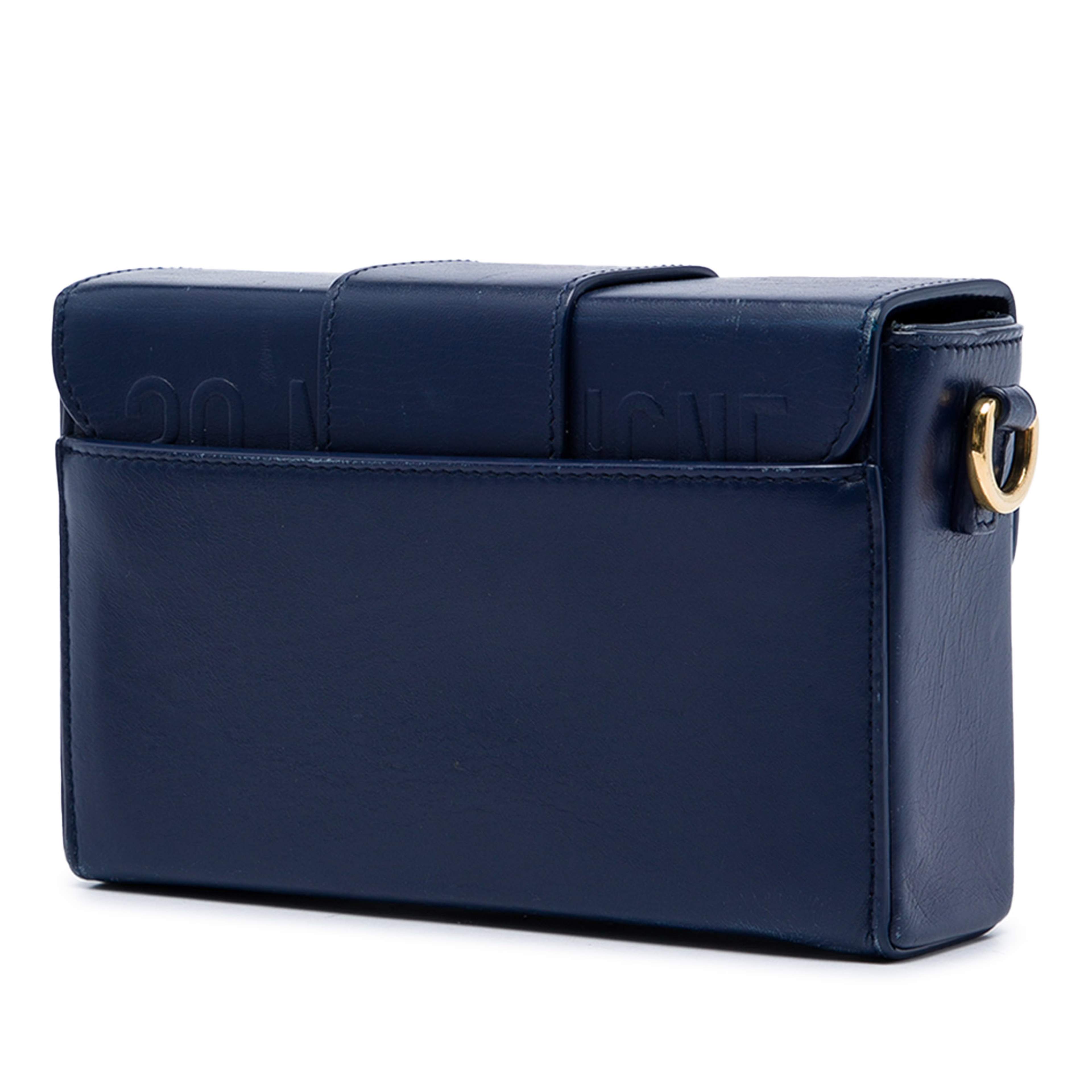 Dior Leather 30 Montaigne Box Bag, från Luxclusif, i färgen blå. Klicka för att öppna bilden i stort format