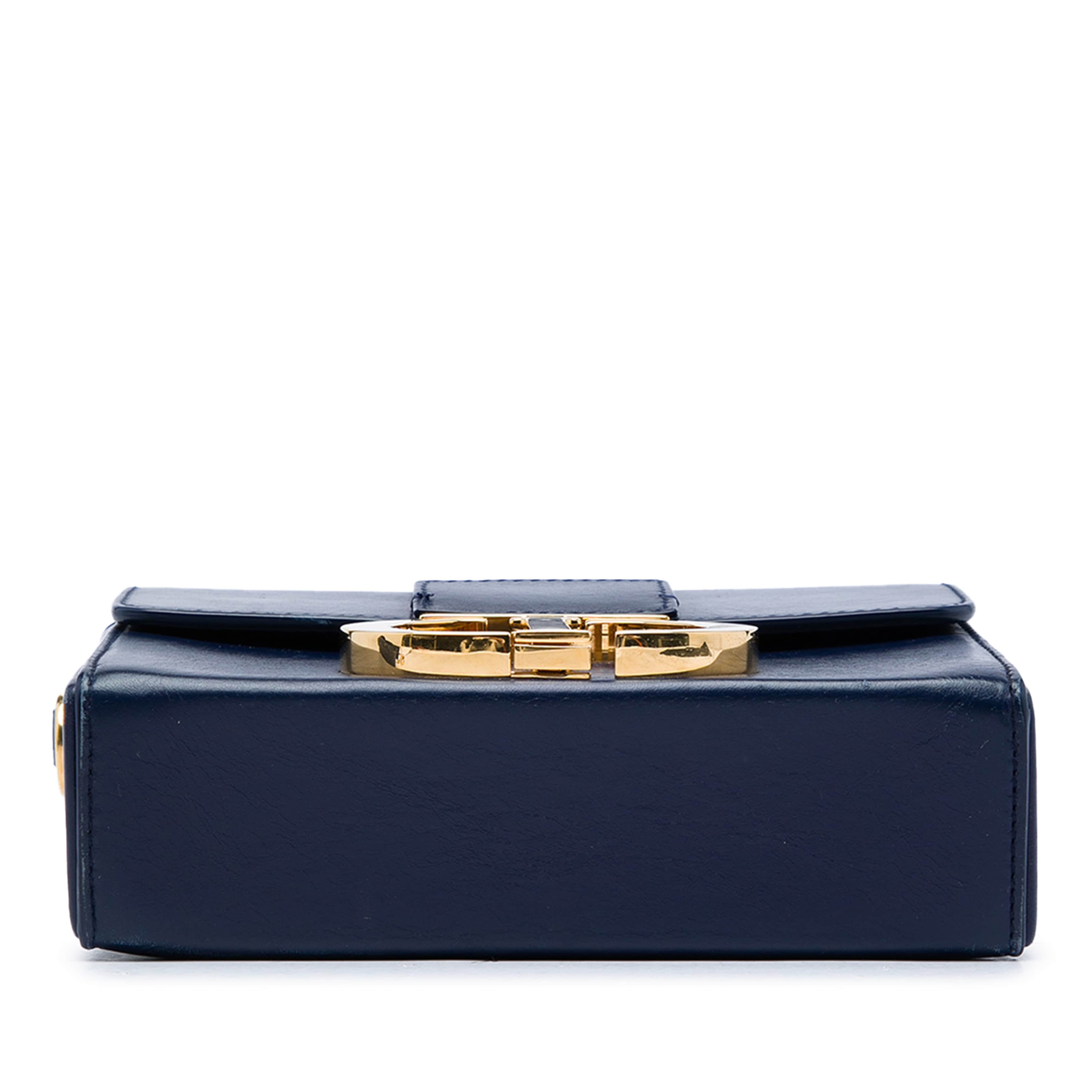 Dior Leather 30 Montaigne Box Bag, från Luxclusif, i färgen blå. Klicka för att öppna bilden i stort format