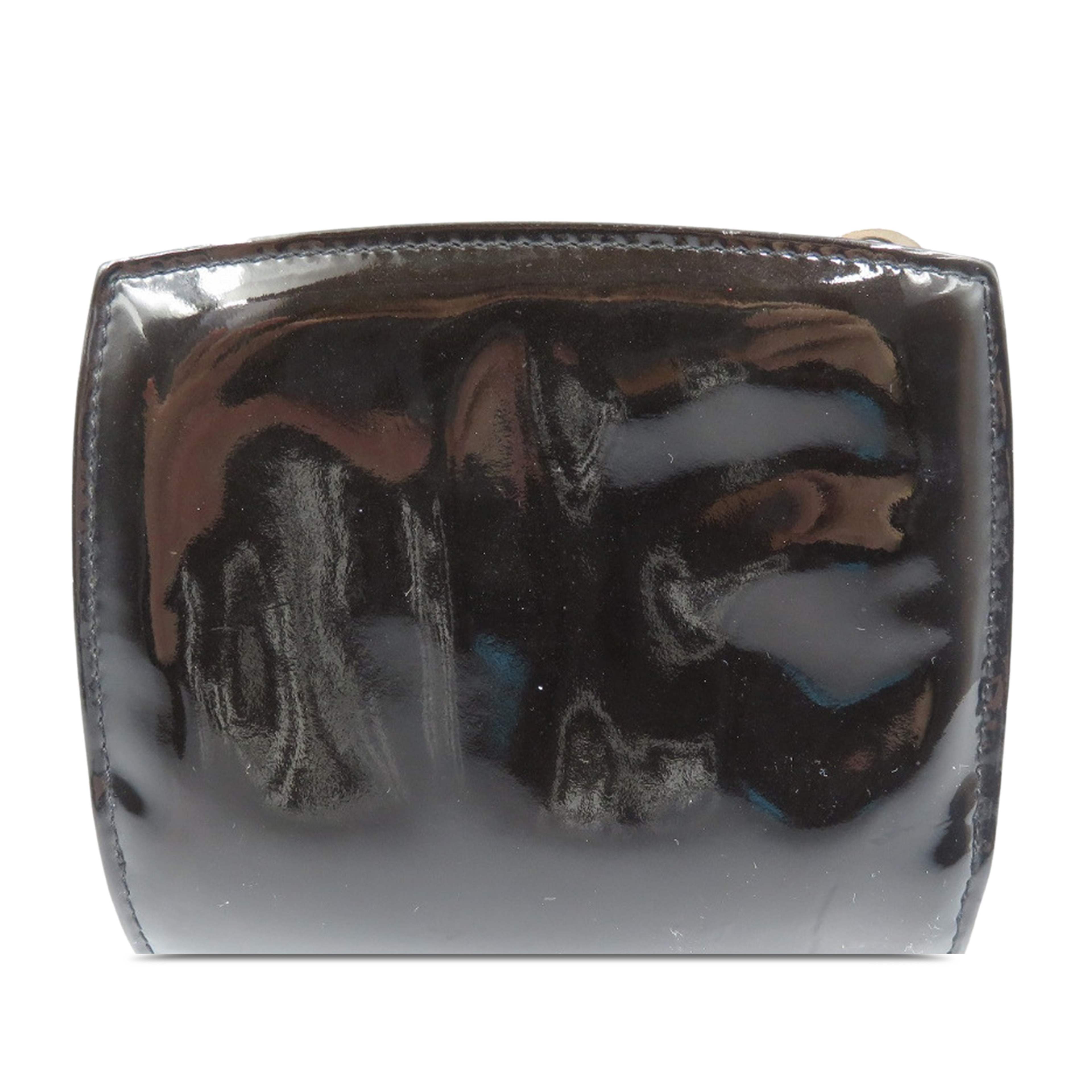 Chanel Cc Patent Makeup Line Compact Wallet, från Luxclusif, i färgen black. Klicka för att öppna bilden i stort format