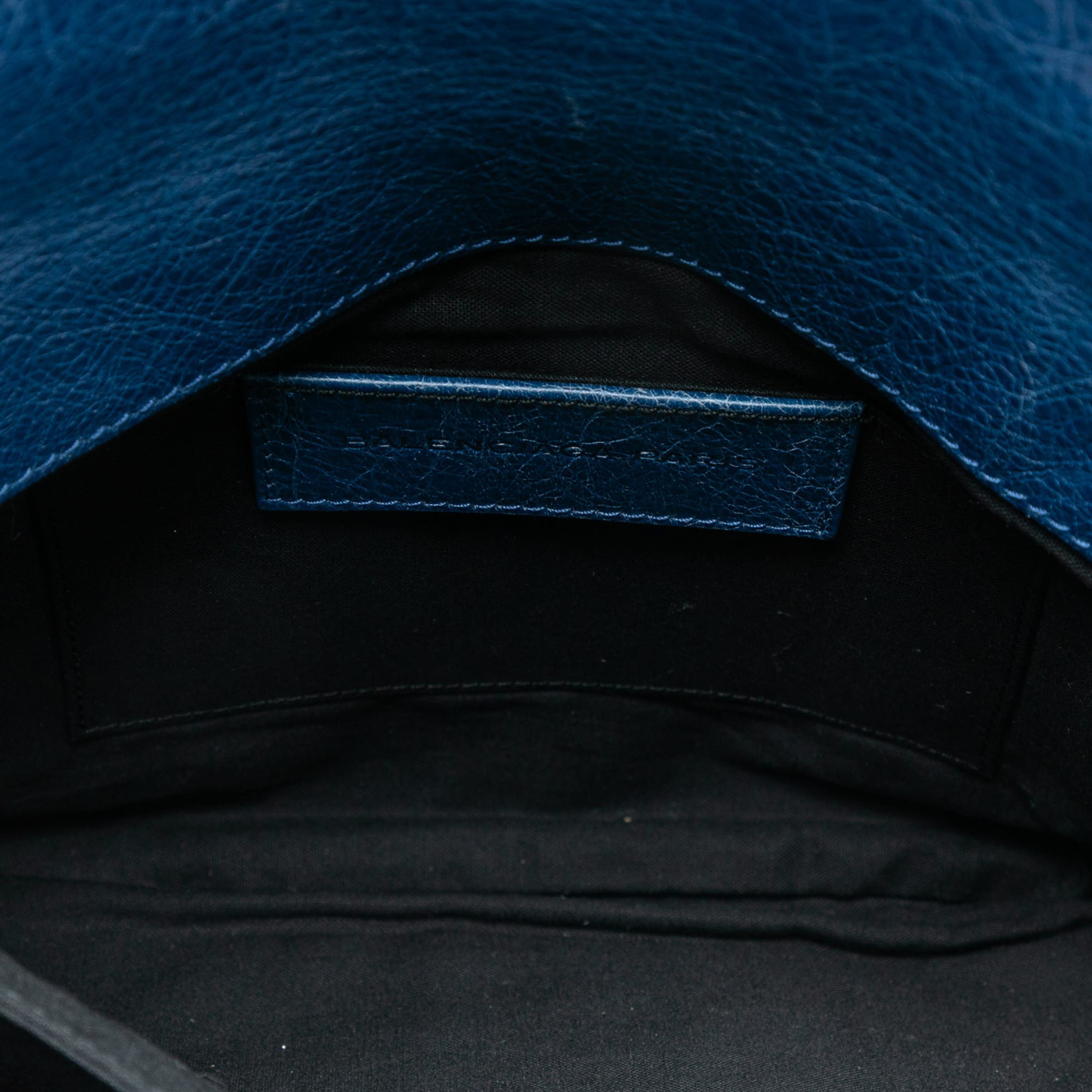 Balenciaga Lambskin Motocross Classic Envelope Clutch, från Luxclusif, i färgen dark blue. Klicka för att öppna bilden i stort format