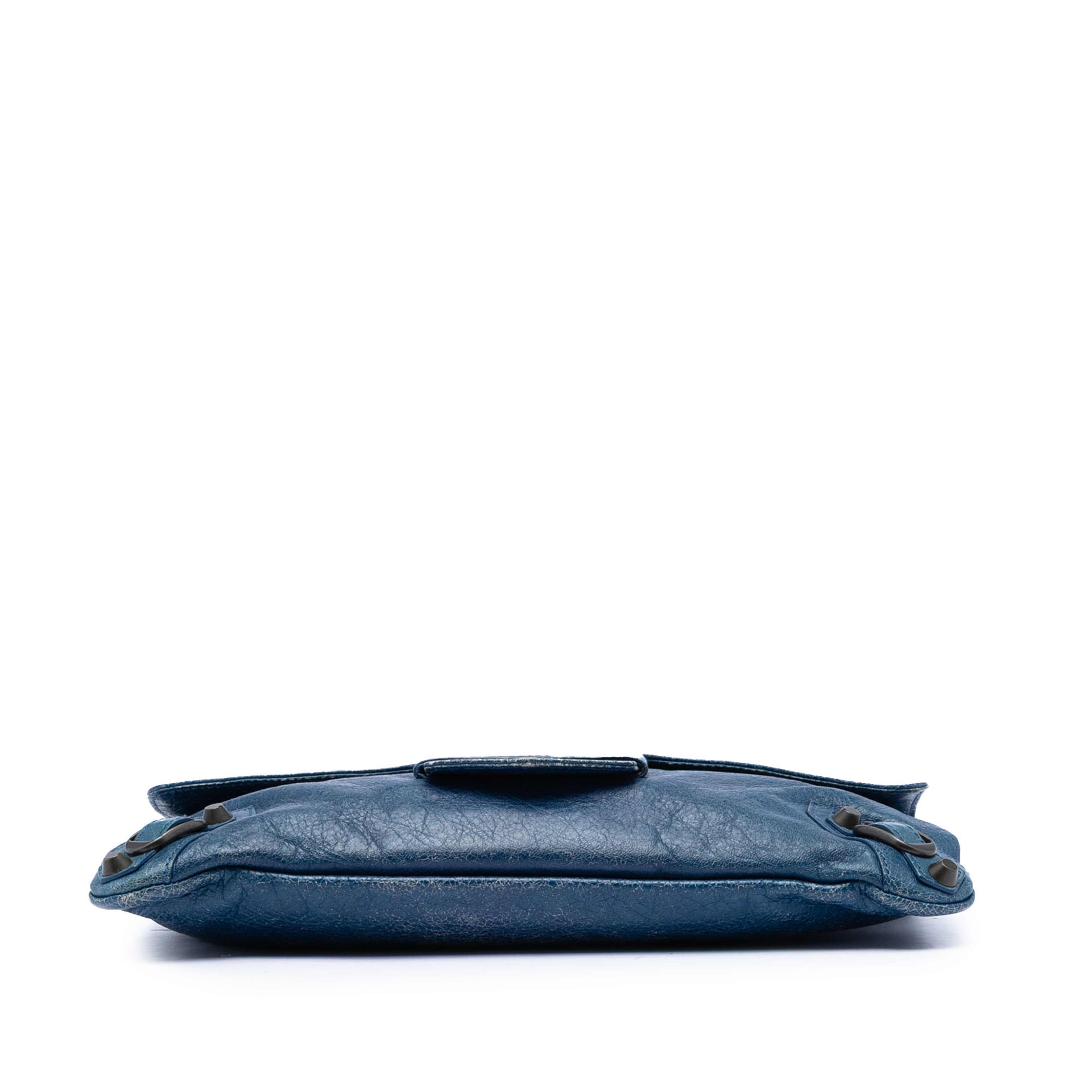 Balenciaga Lambskin Motocross Classic Envelope Clutch, från Luxclusif, i färgen blå. Klicka för att öppna bilden i stort format