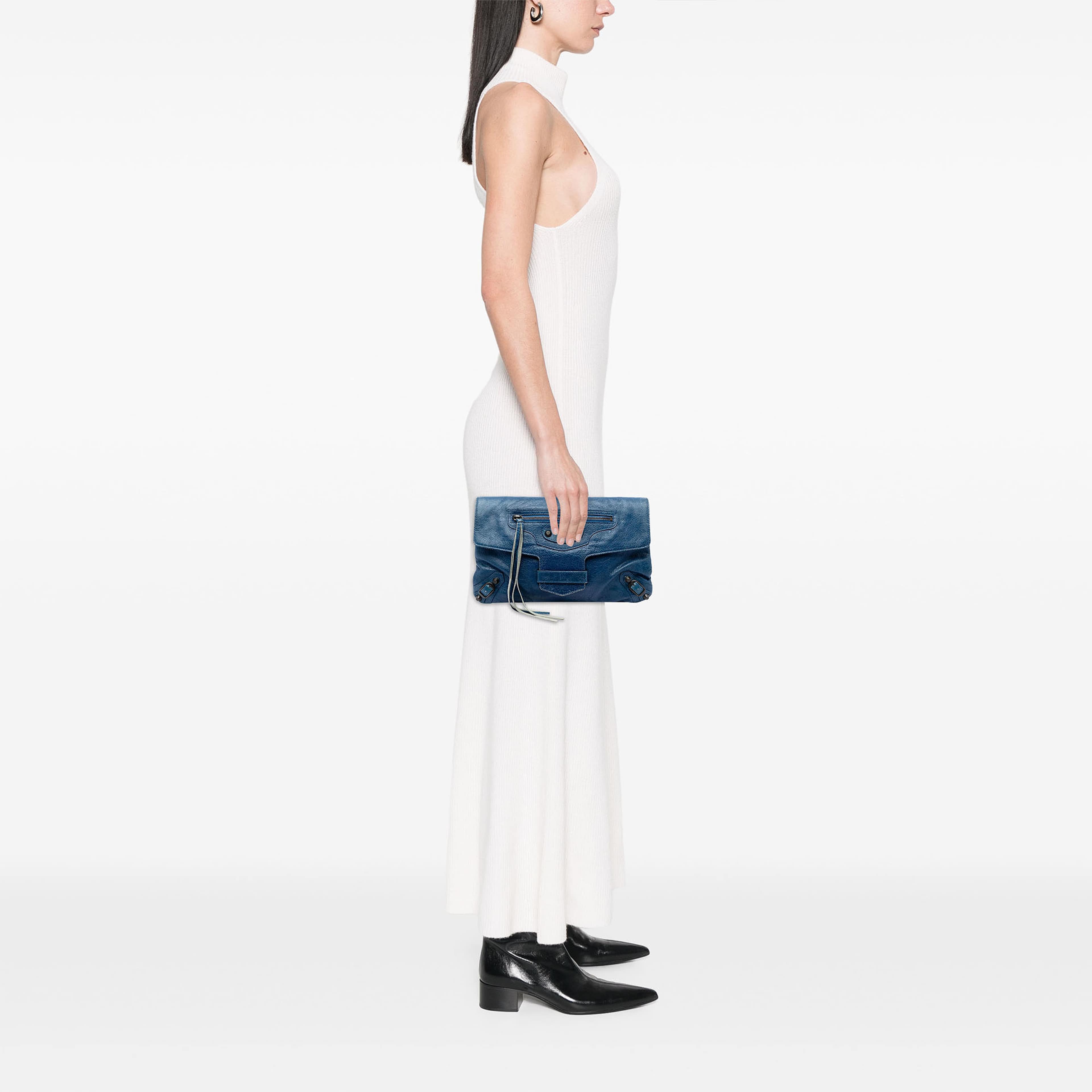 Balenciaga Lambskin Motocross Classic Envelope Clutch, från Luxclusif, i färgen blå. Klicka för att öppna bilden i stort format