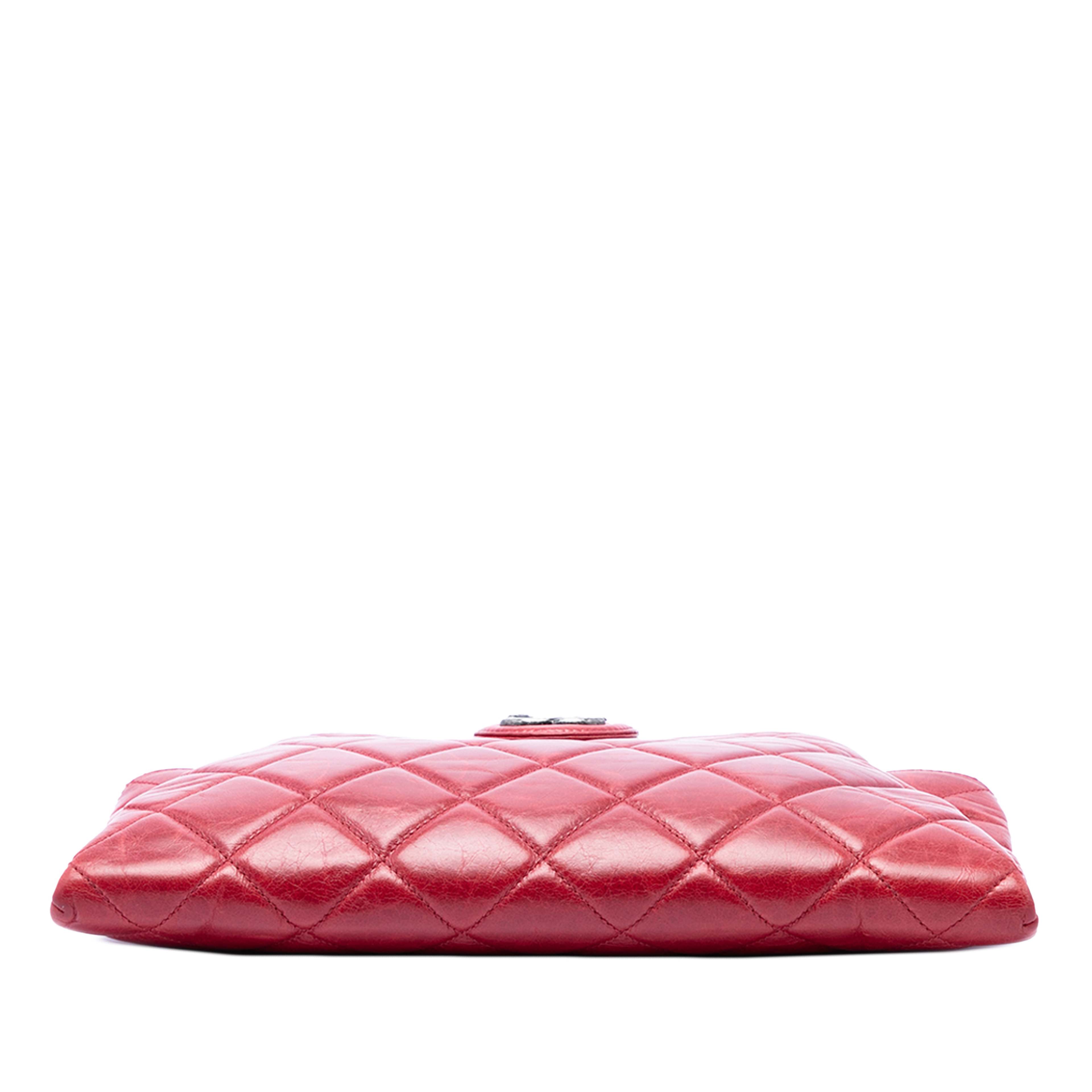 Chanel Quilted Glazed Calfskin Coco Pleats Chain Clutch, från Luxclusif, i färgen röd. Klicka för att öppna bilden i stort format