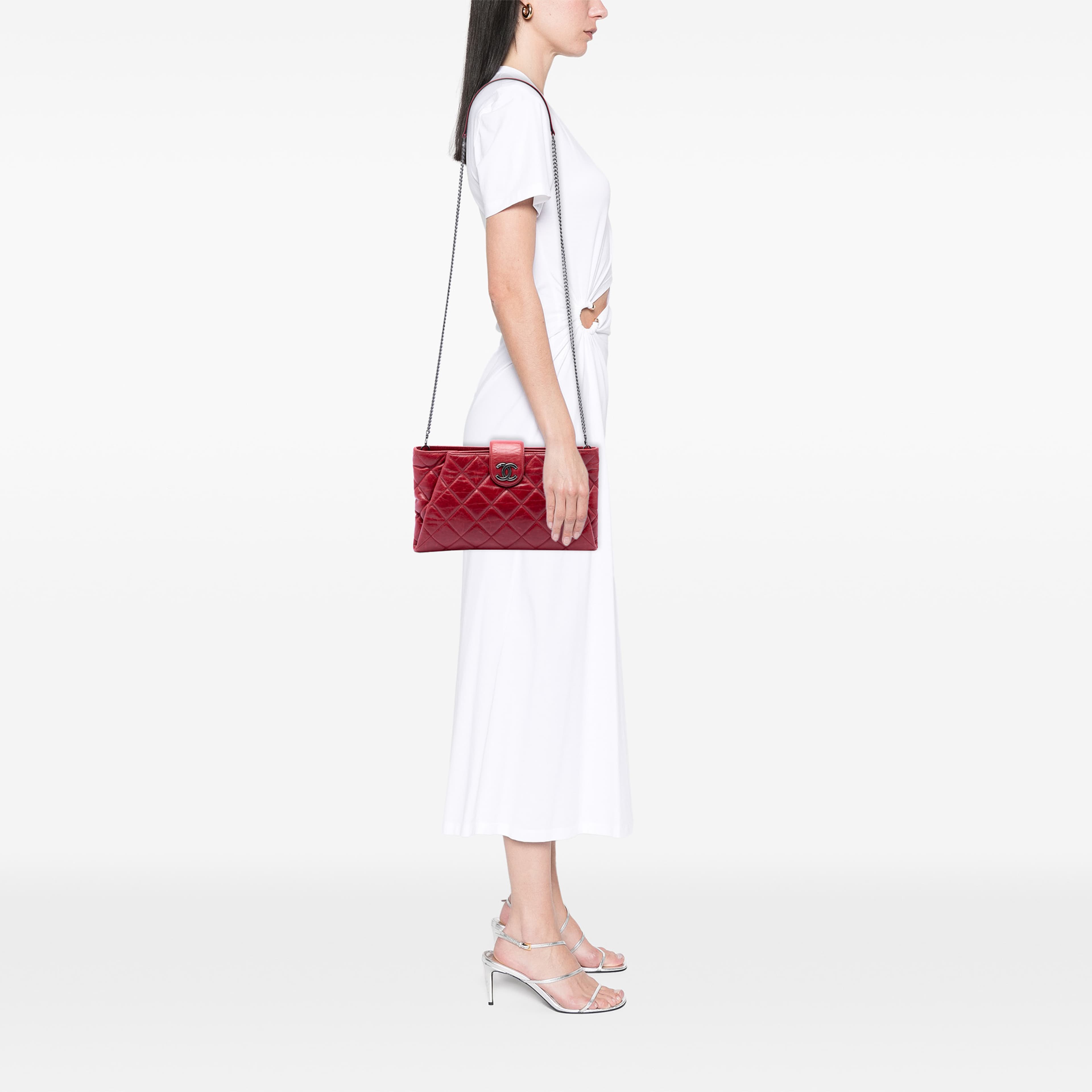 Chanel Quilted Glazed Calfskin Coco Pleats Chain Clutch, från Luxclusif, i färgen röd. Klicka för att öppna bilden i stort format