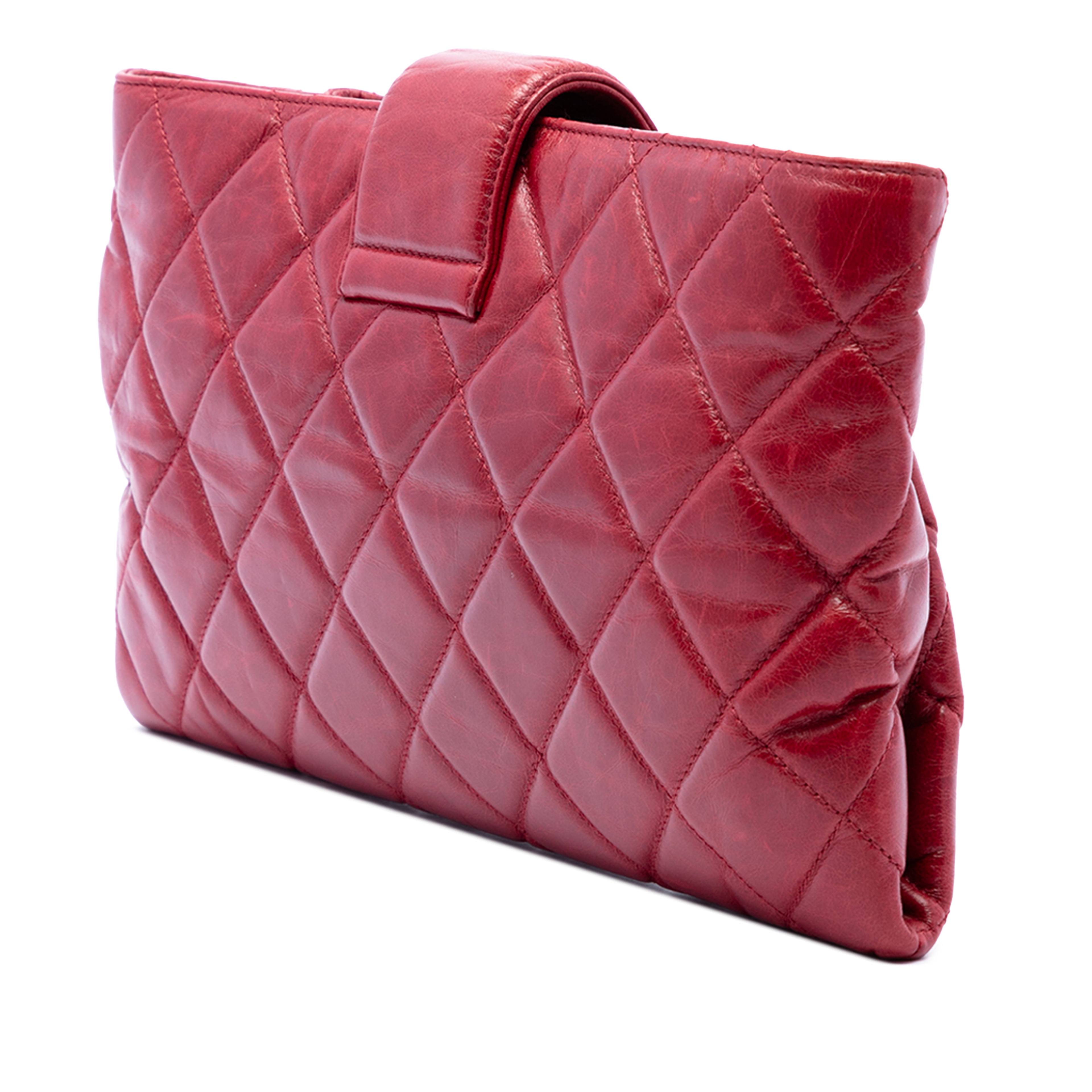 Chanel Quilted Glazed Calfskin Coco Pleats Chain Clutch, från Luxclusif, i färgen röd. Klicka för att öppna bilden i stort format