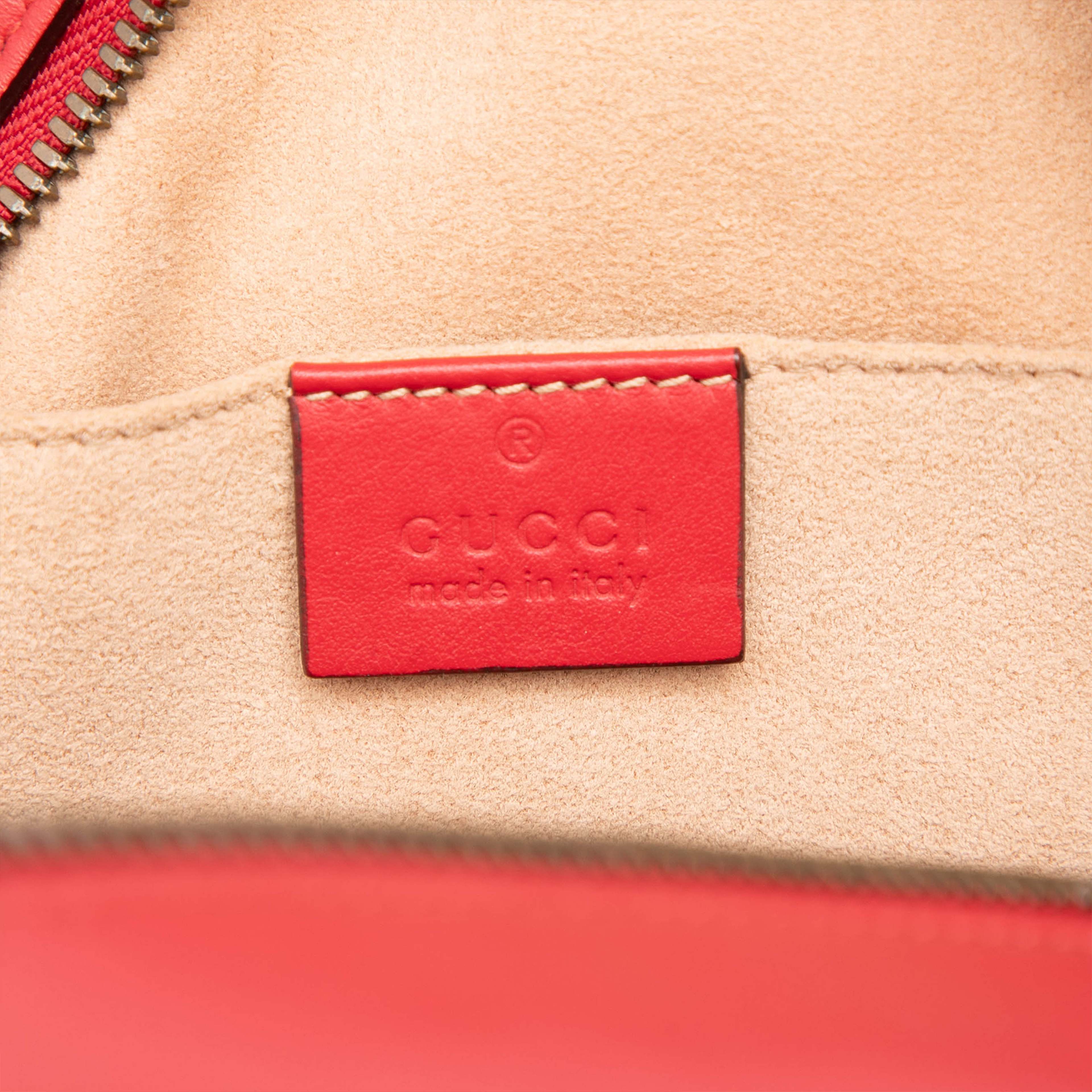 Gucci Small Gg Marmont Matelasse Leather Backpack, från Luxclusif, i färgen röd. Klicka för att öppna bilden i stort format
