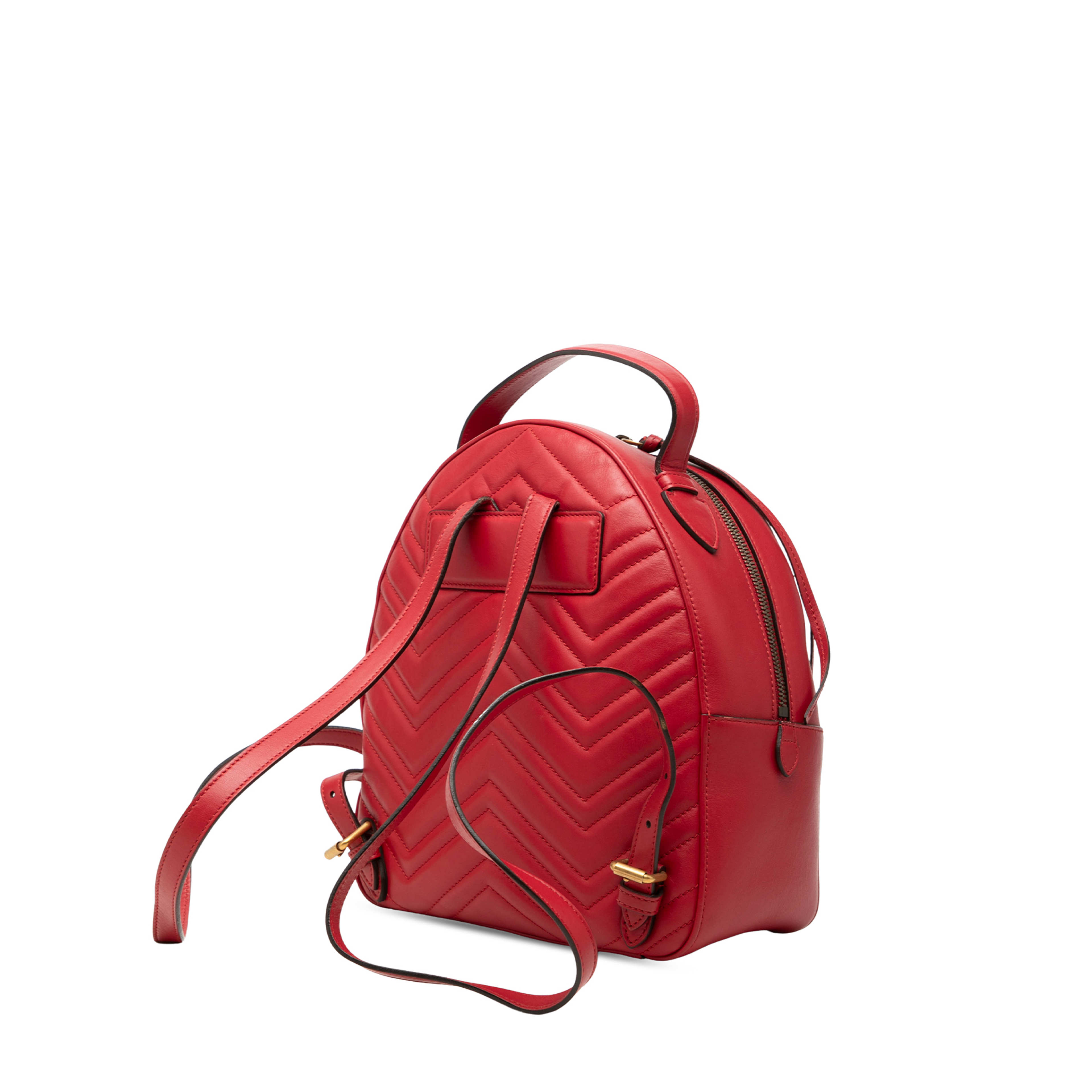 Gucci Small Gg Marmont Matelasse Leather Backpack, från Luxclusif, i färgen röd. Klicka för att öppna bilden i stort format
