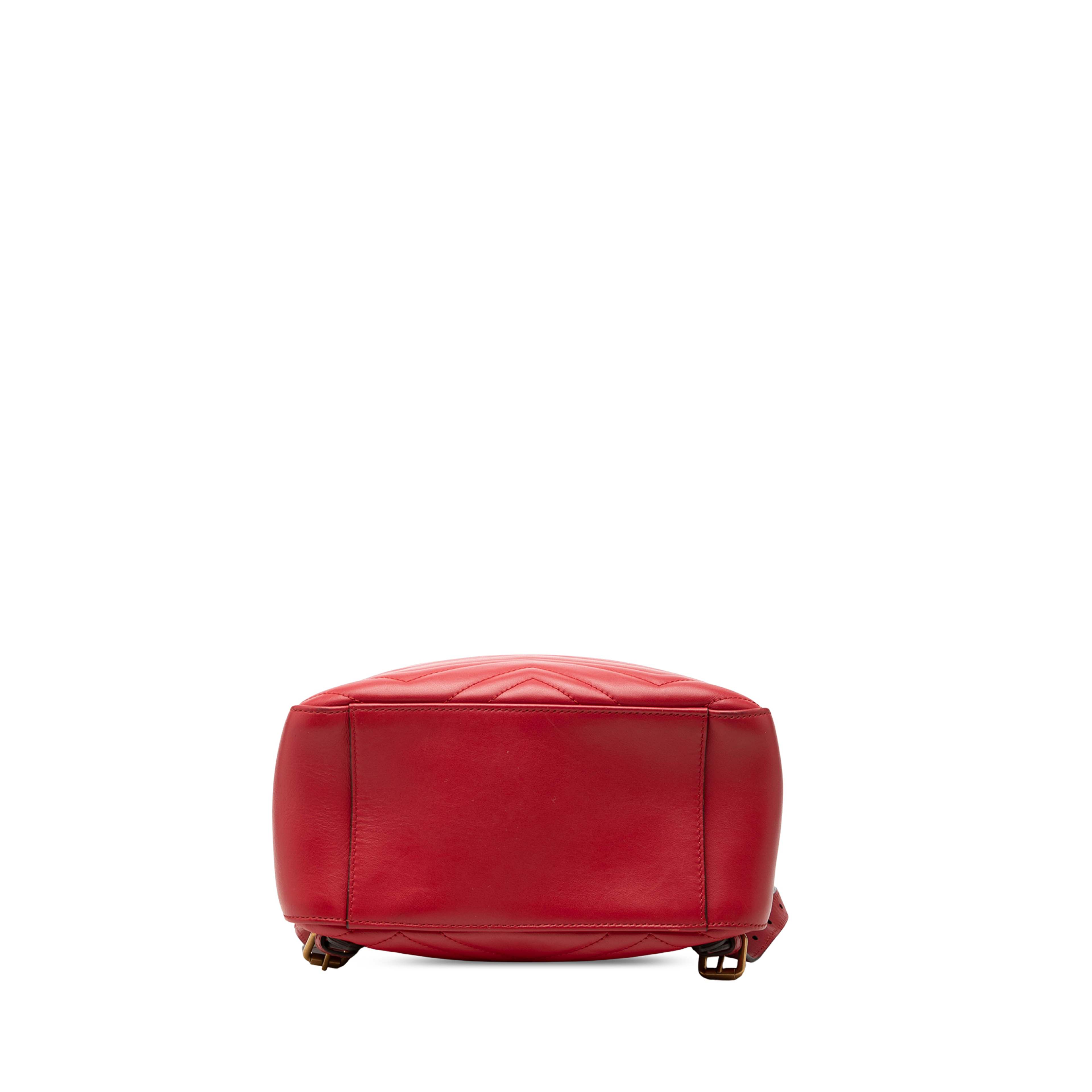 Gucci Small Gg Marmont Matelasse Leather Backpack, från Luxclusif, i färgen röd. Klicka för att öppna bilden i stort format