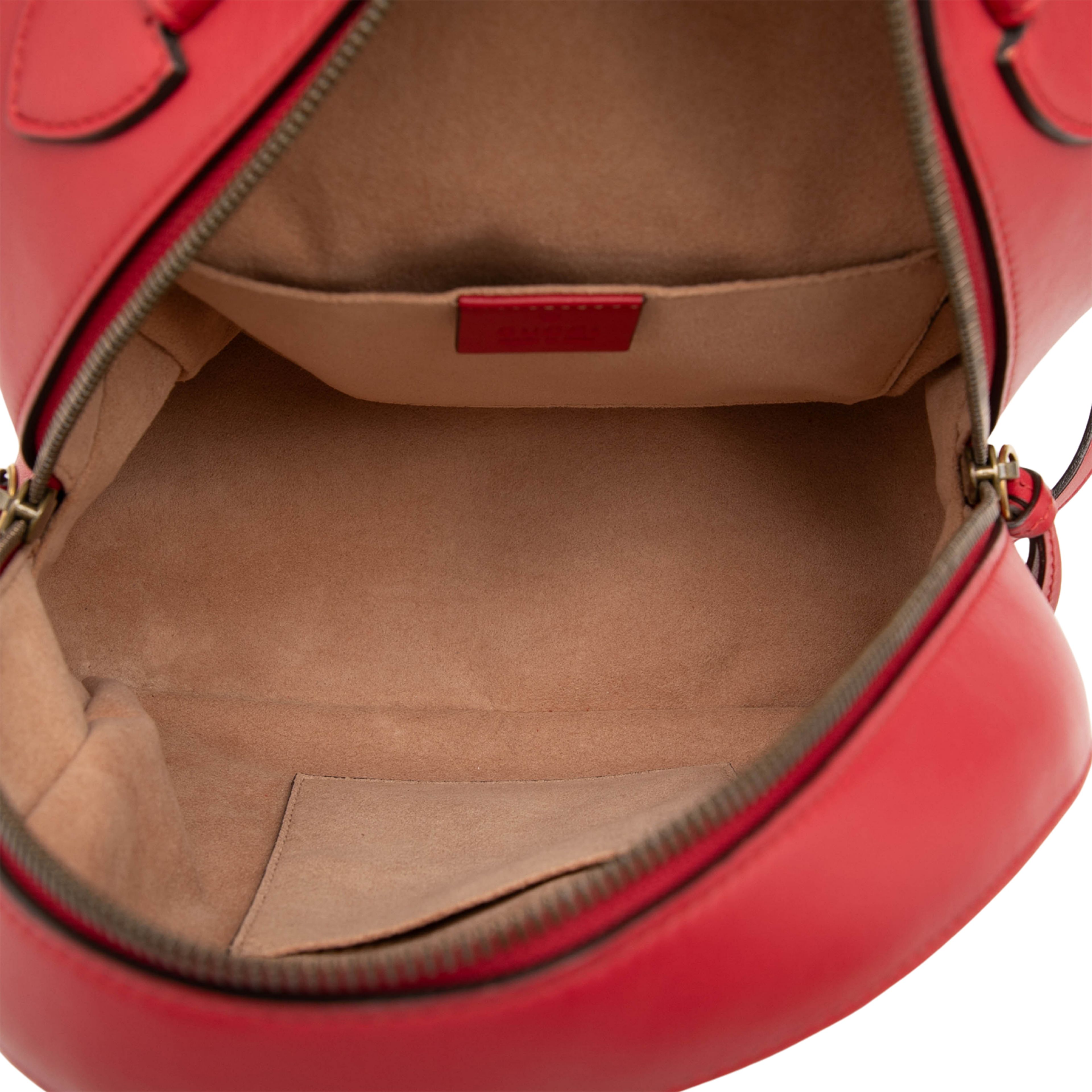 Gucci Small Gg Marmont Matelasse Leather Backpack, från Luxclusif, i färgen röd. Klicka för att öppna bilden i stort format