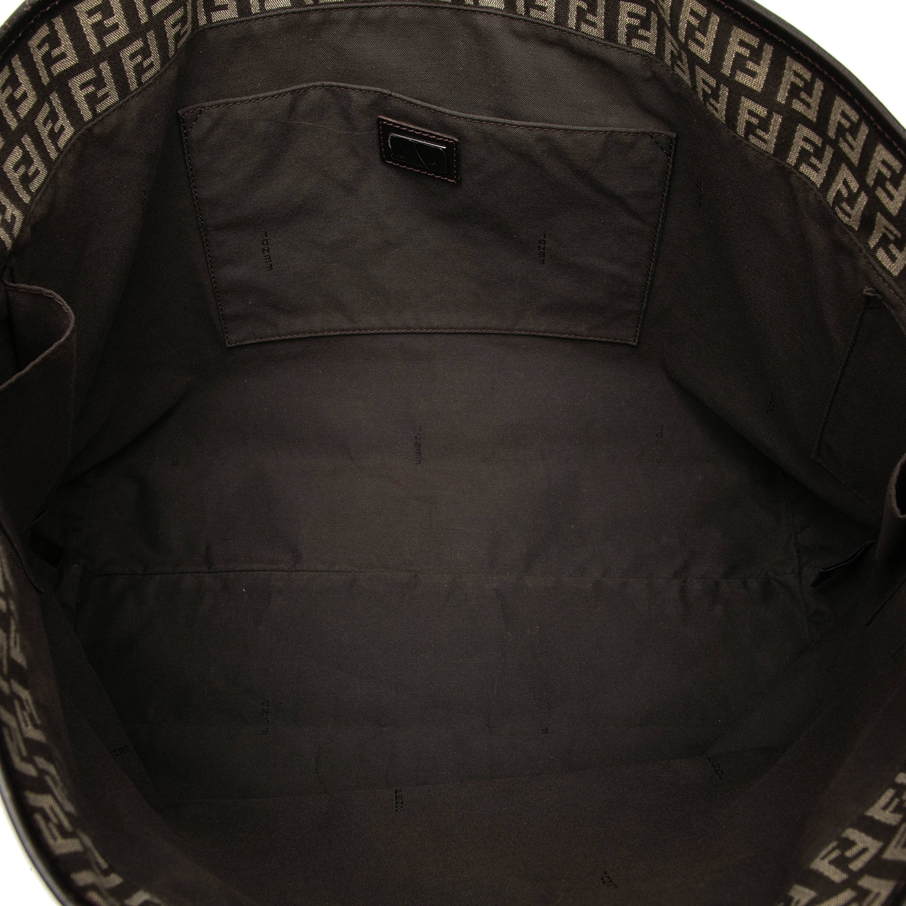 Fendi Zucchino Canvas Tote, från Luxclusif, i färgen brun. Klicka för att öppna bilden i stort format