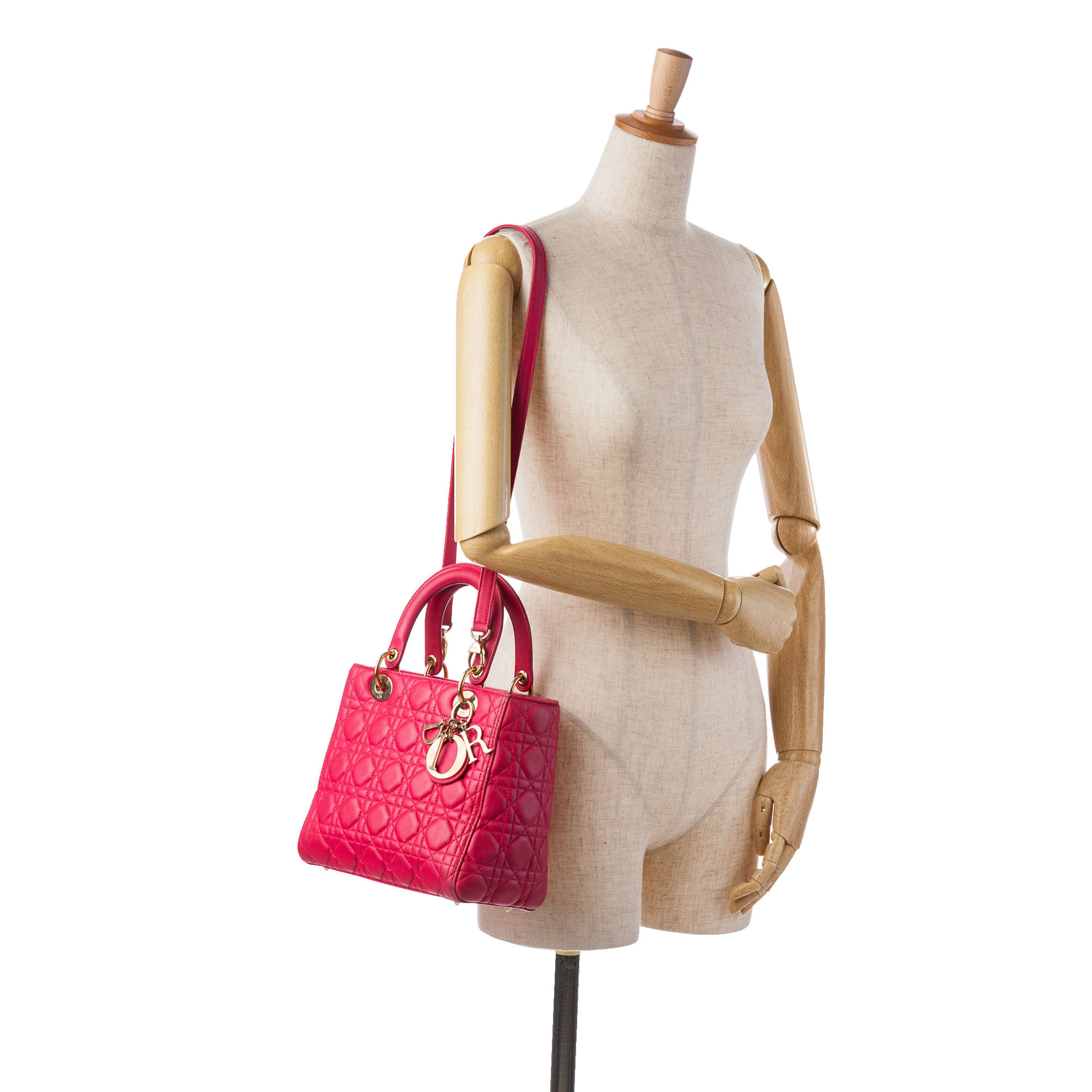 Dior Medium Lambskin Cannage Lady Dior, från Luxclusif, i färgen rosa. Klicka för att öppna bilden i stort format