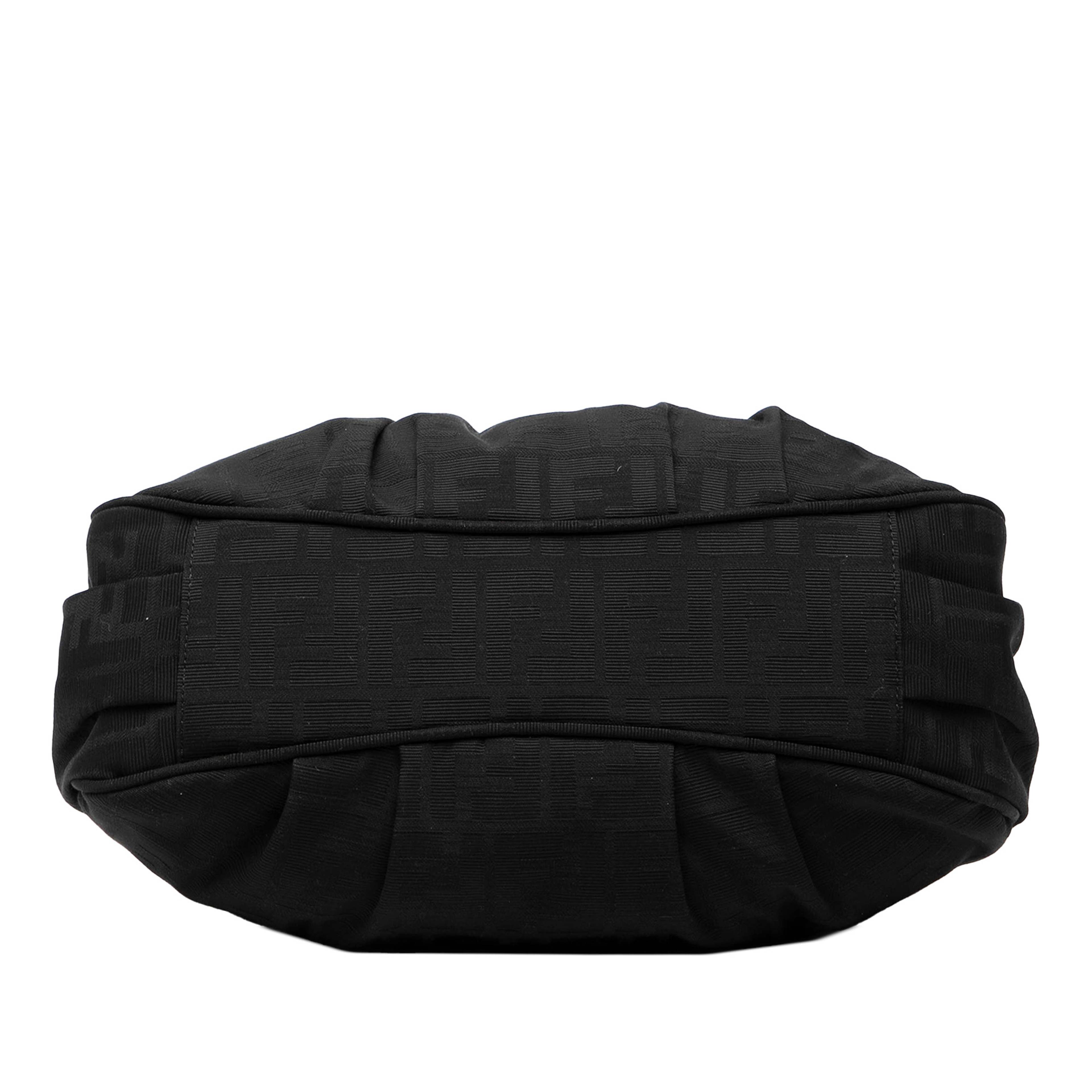 Fendi Small Zucca Canvas Mia Chain Tote, från Luxclusif, i färgen black. Klicka för att öppna bilden i stort format