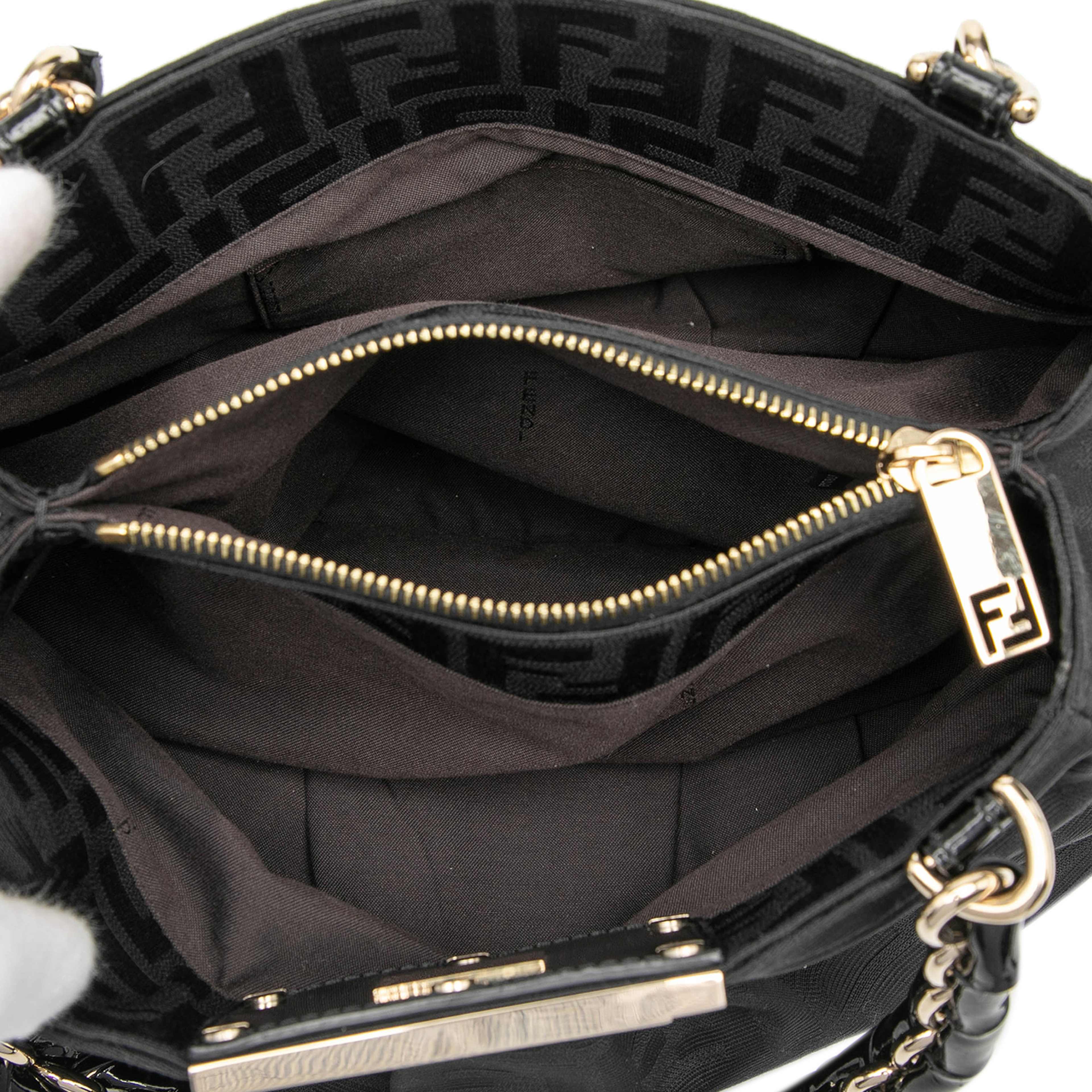 Fendi Small Zucca Canvas Mia Chain Tote, från Luxclusif, i färgen black. Klicka för att öppna bilden i stort format