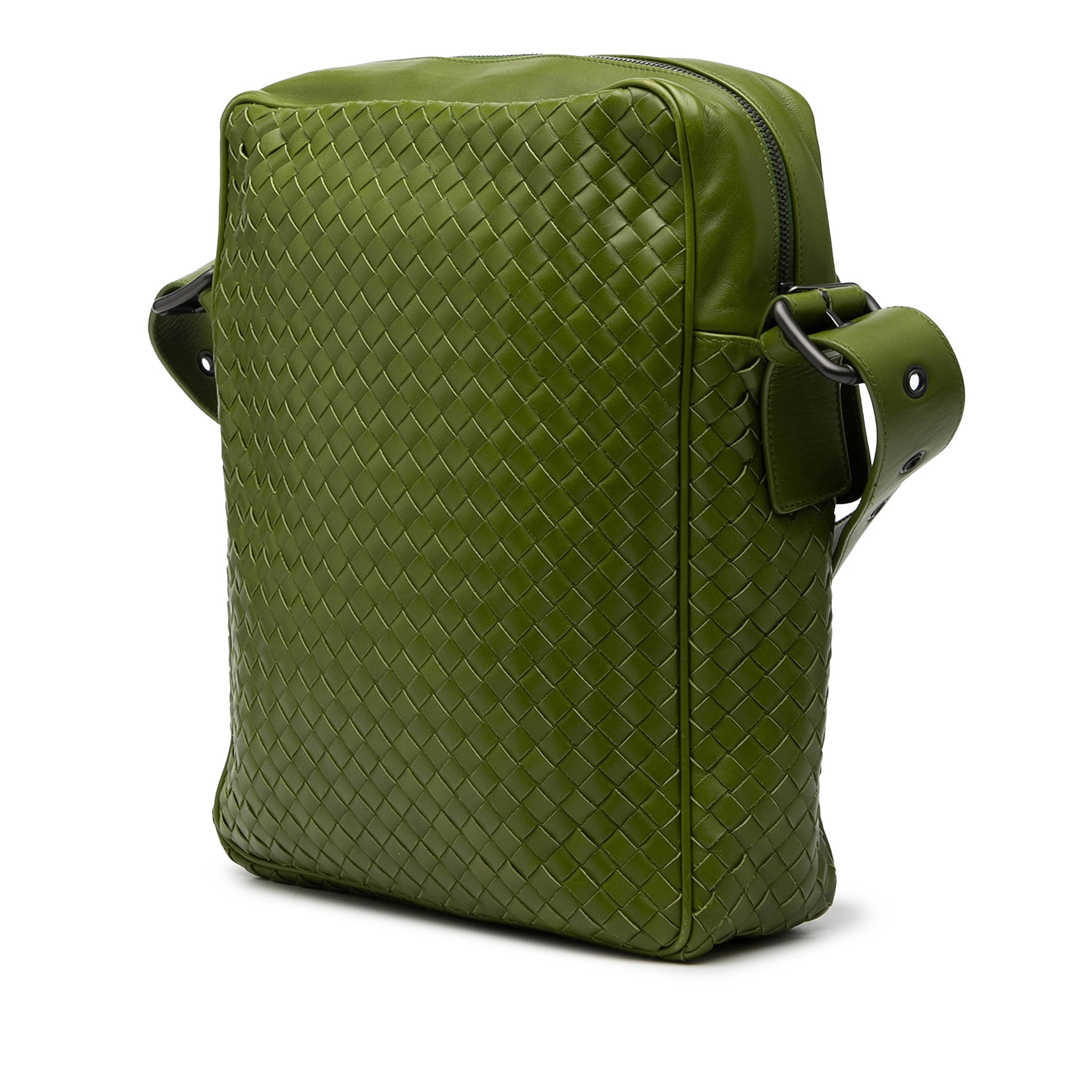 Bottega Veneta Nappa Intrecciato Messenger Bag, från Luxclusif, i färgen grön. Klicka för att öppna bilden i stort format