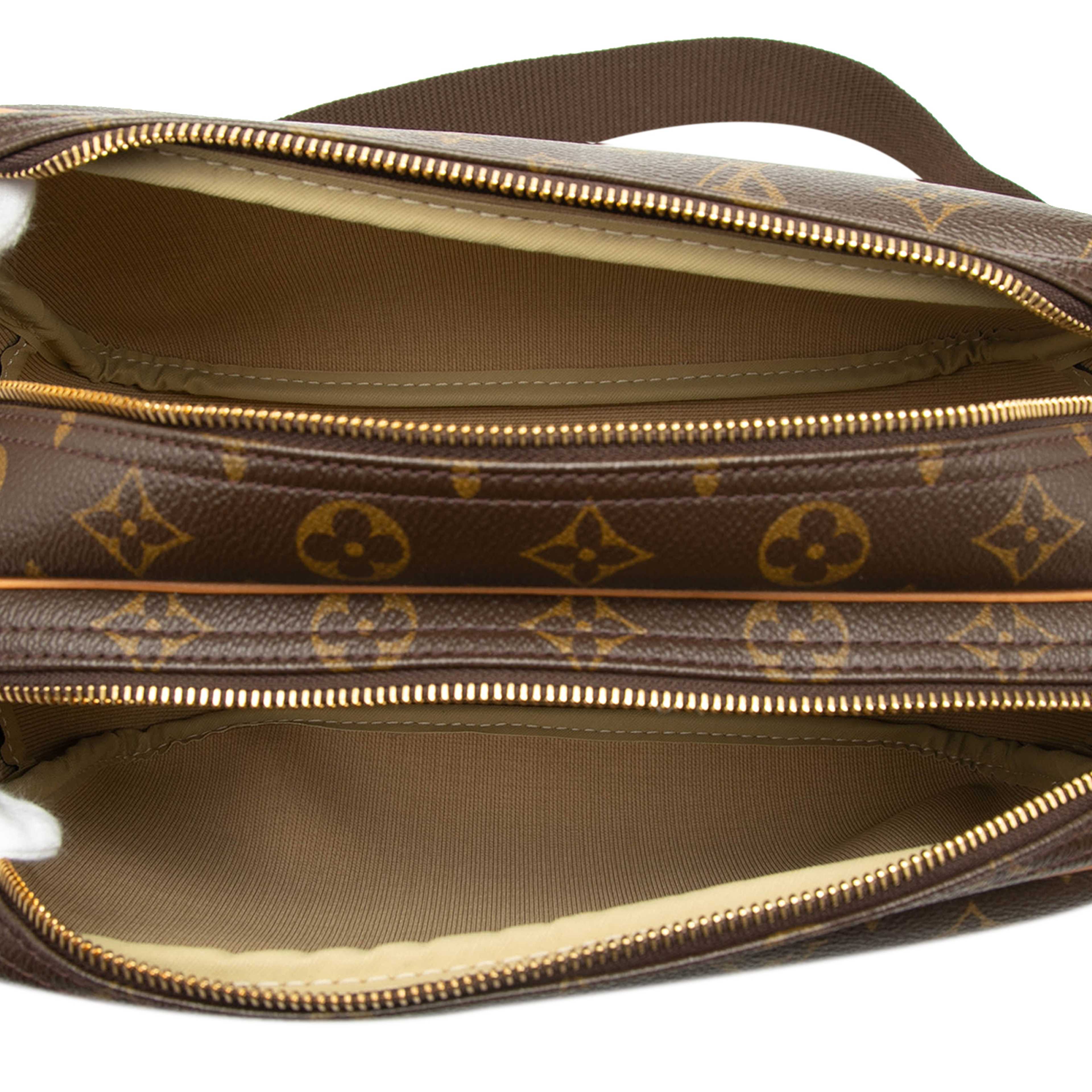 Louis Vuitton Monogram Reporter Pm, från Luxclusif, i färgen brown. Klicka för att öppna bilden i stort format