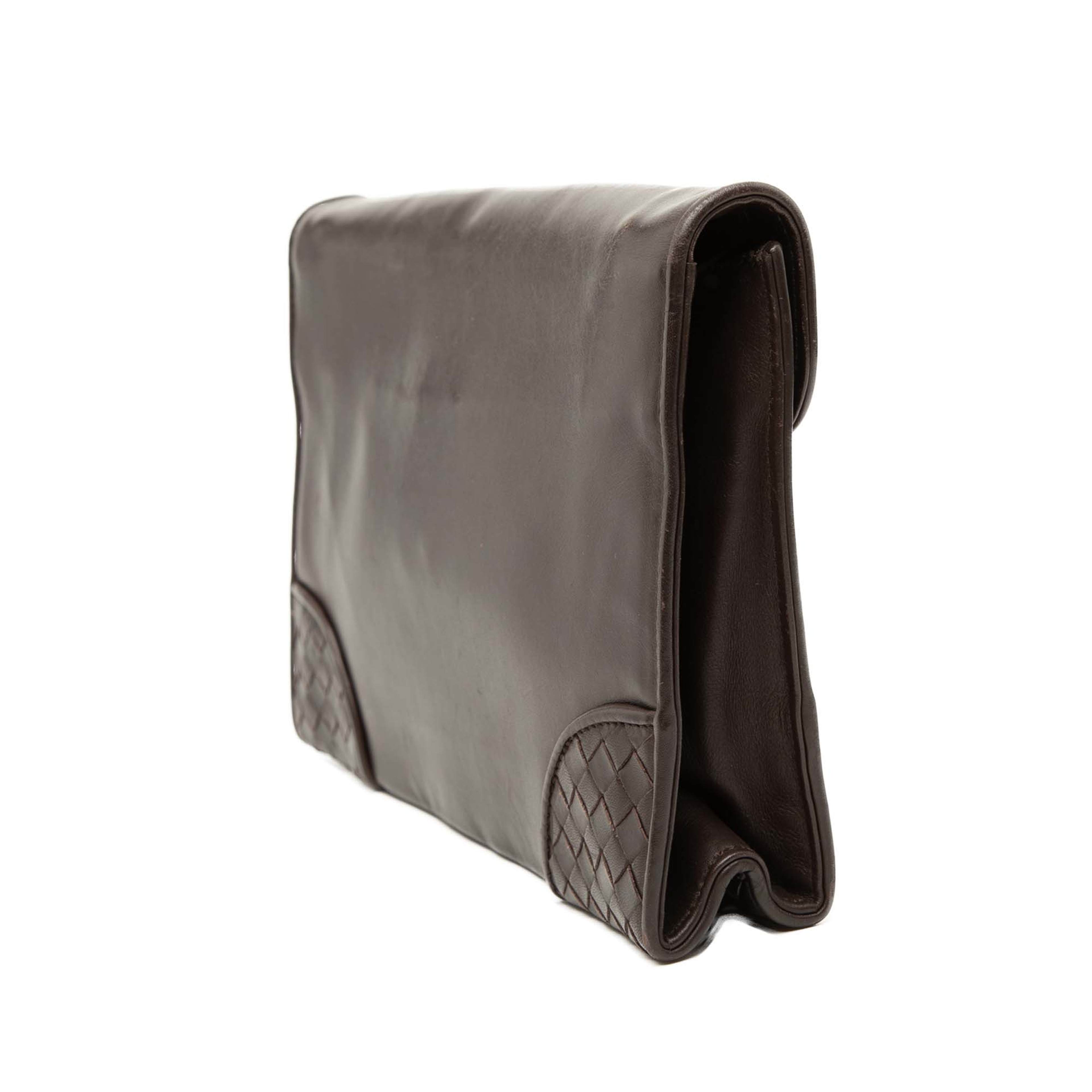 Bottega Veneta Intrecciato Trimmed Leather Clutch, från Luxclusif, i färgen dark brown. Klicka för att öppna bilden i stort format