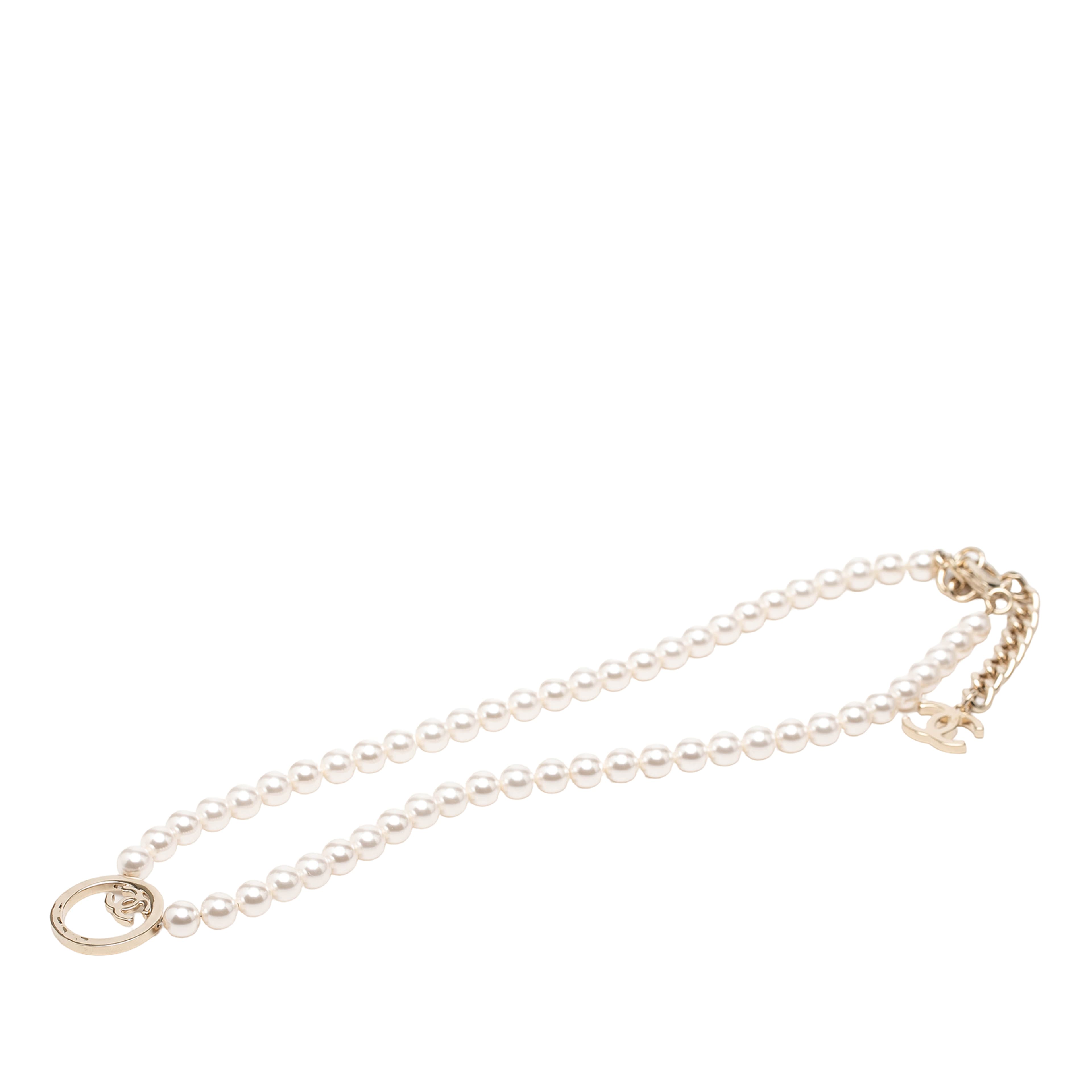 Chanel Cc Faux Pearl Necklace, från Luxclusif, i färgen pearl. Klicka för att öppna bilden i stort format