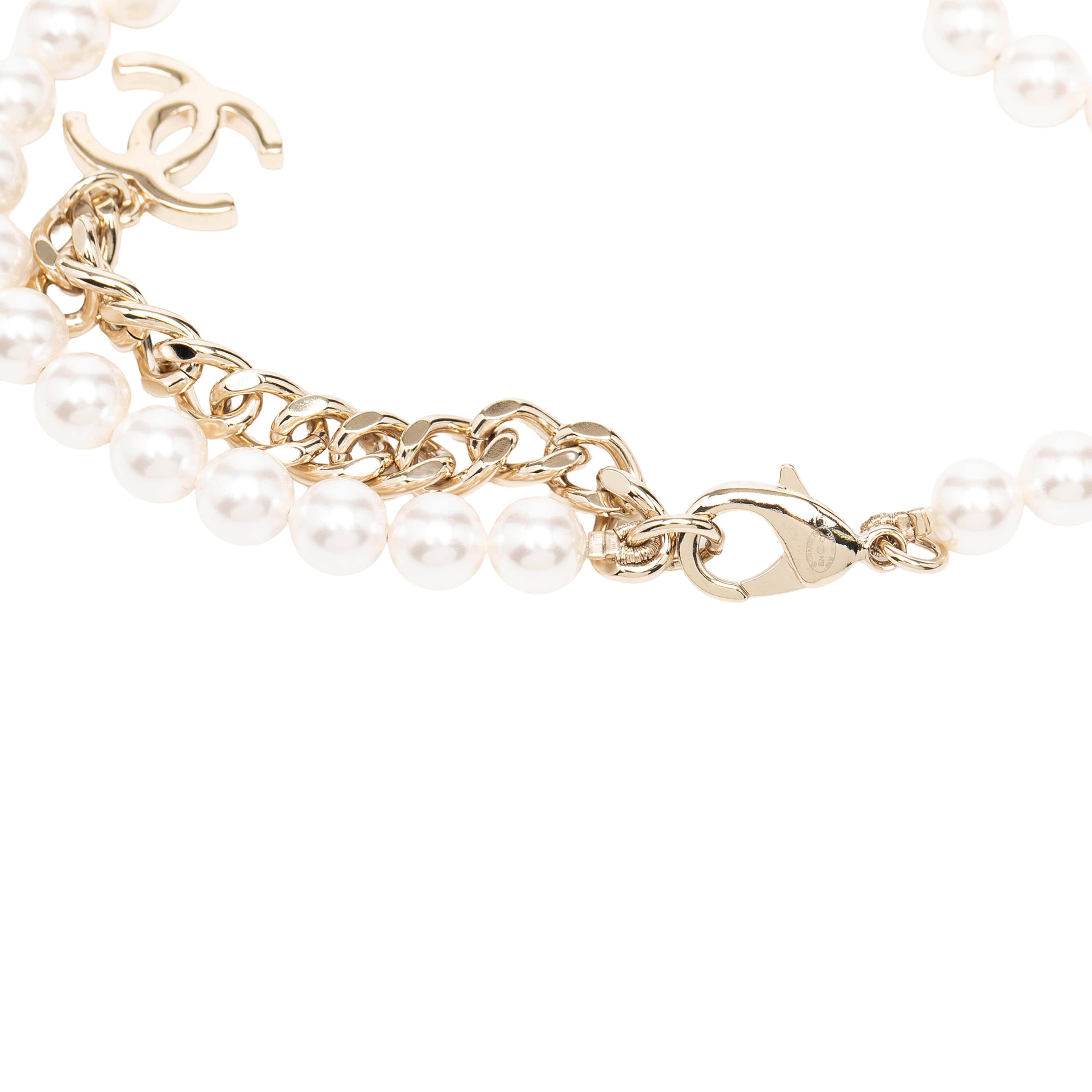 Chanel Cc Faux Pearl Necklace, från Luxclusif, i färgen vit. Klicka för att öppna bilden i stort format