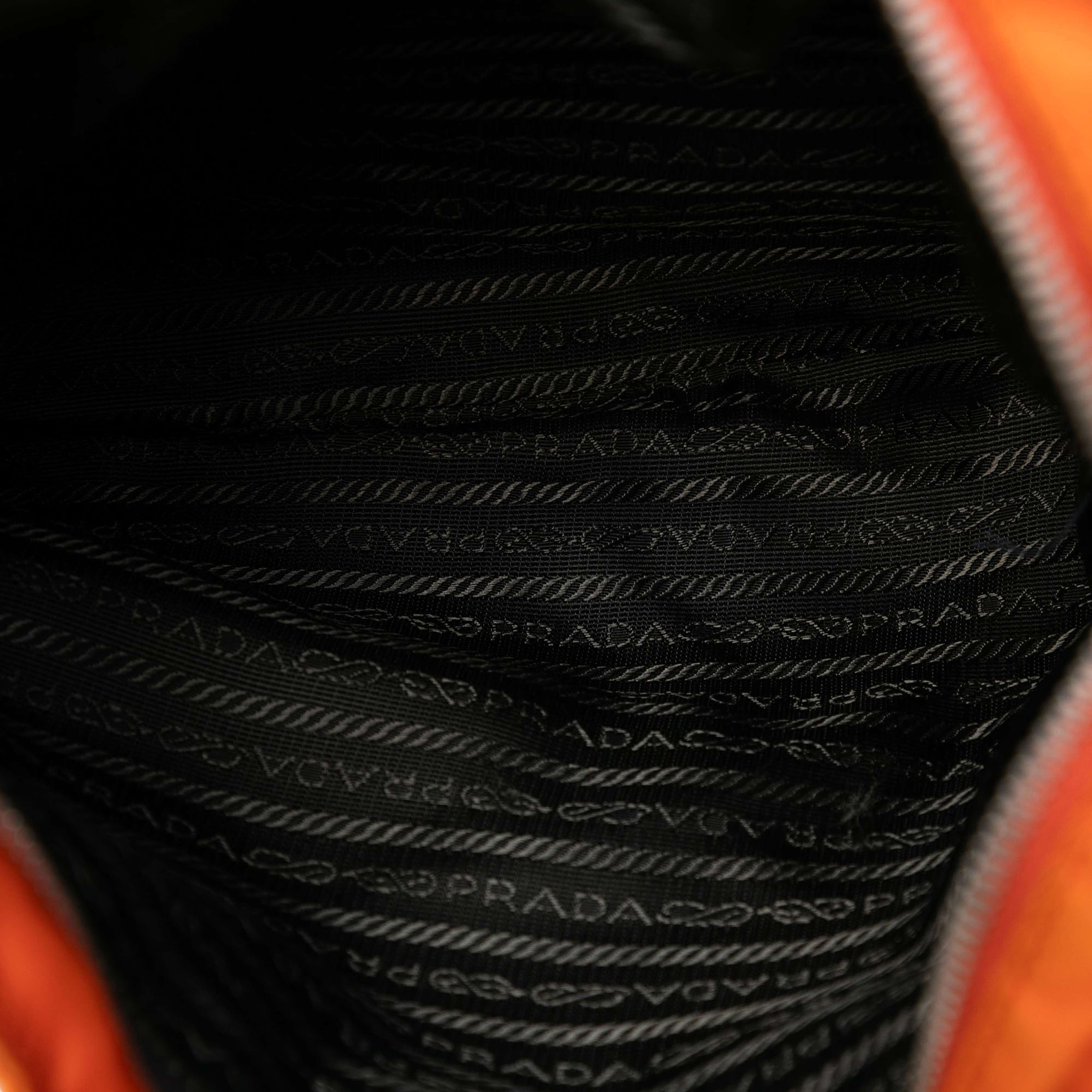 Prada Tessuto Zip Top Crossbody, från Luxclusif, i färgen orange. Klicka för att öppna bilden i stort format