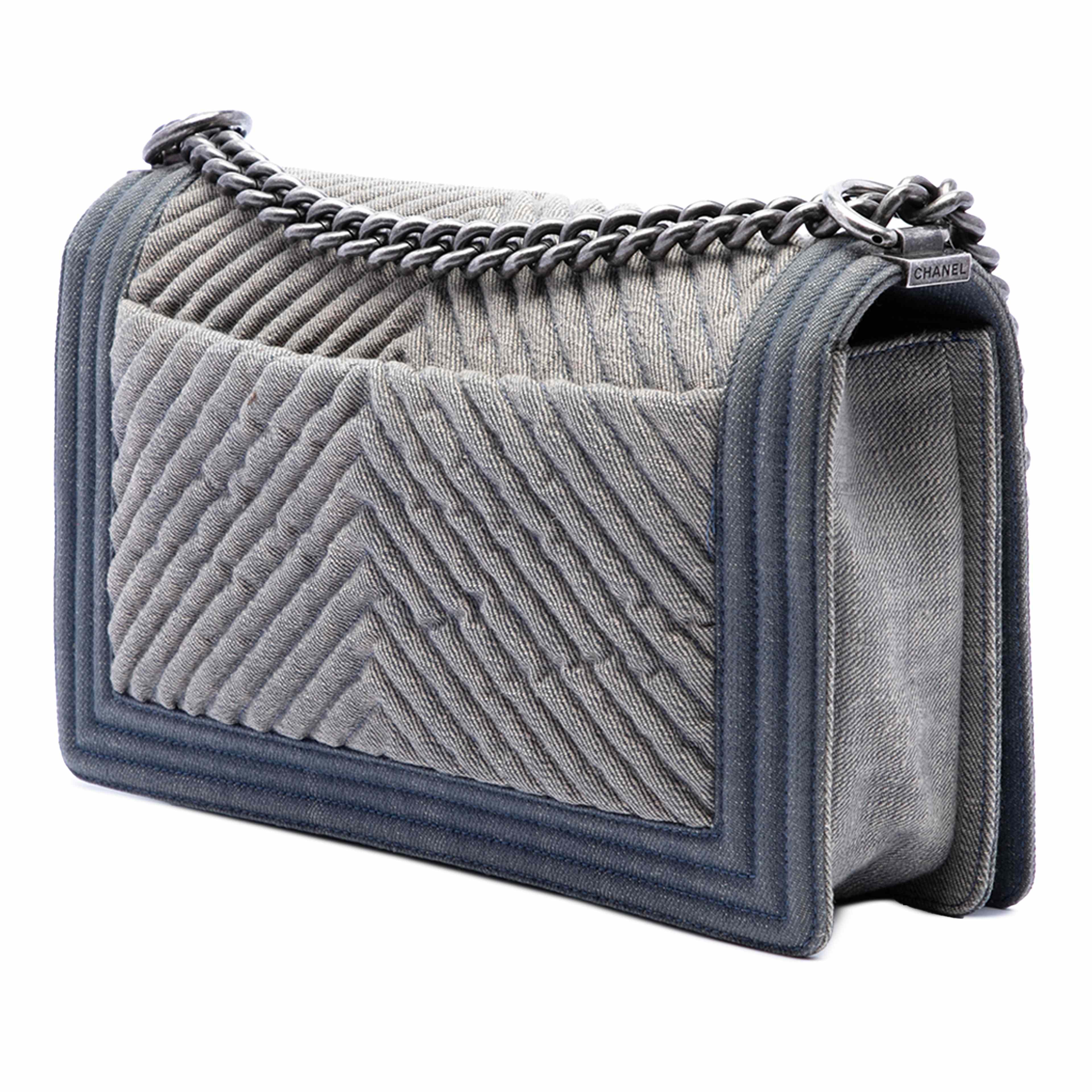 Chanel Old Medium Chevron Denim Boy Flap, från Luxclusif, i färgen blå. Klicka för att öppna bilden i stort format