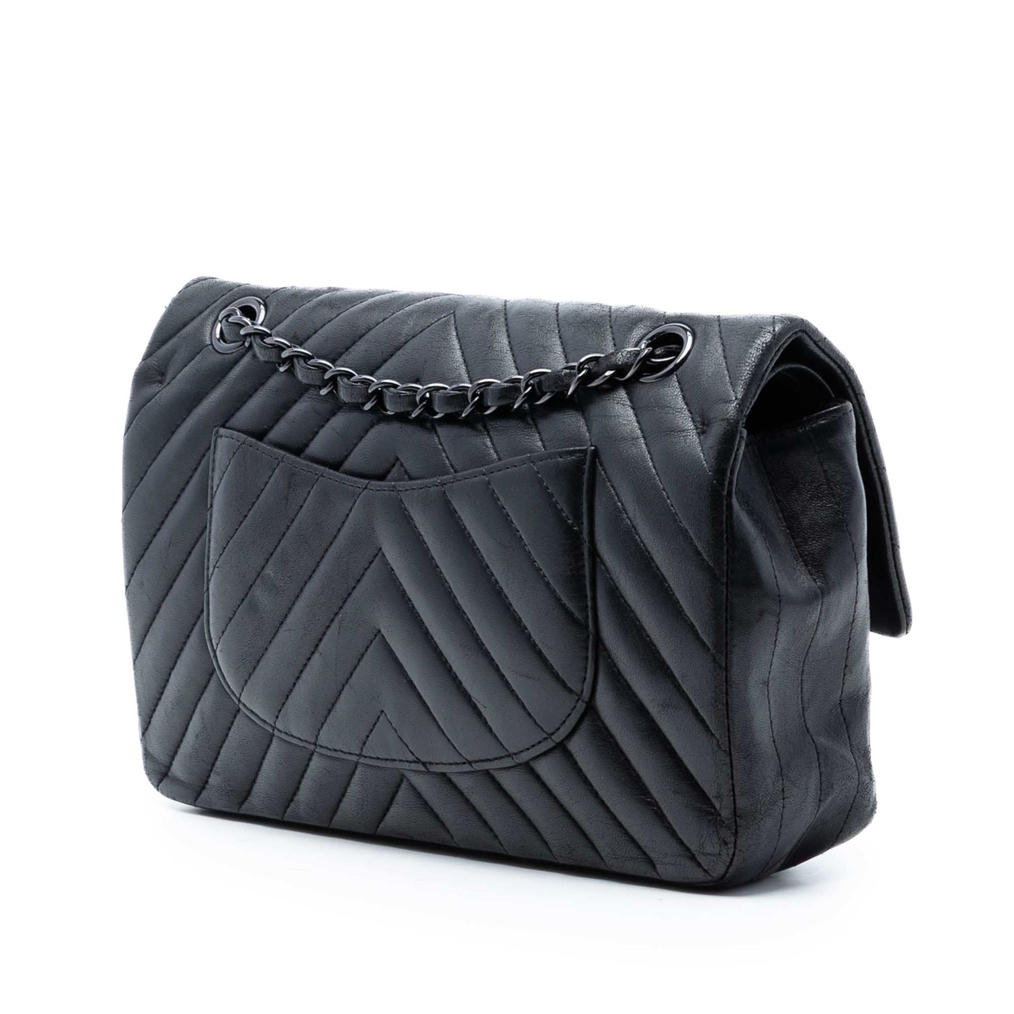 Chanel Medium Classic Chevron Lambskin So Black Double Flap, från Luxclusif, i färgen svart. Klicka för att öppna bilden i stort format