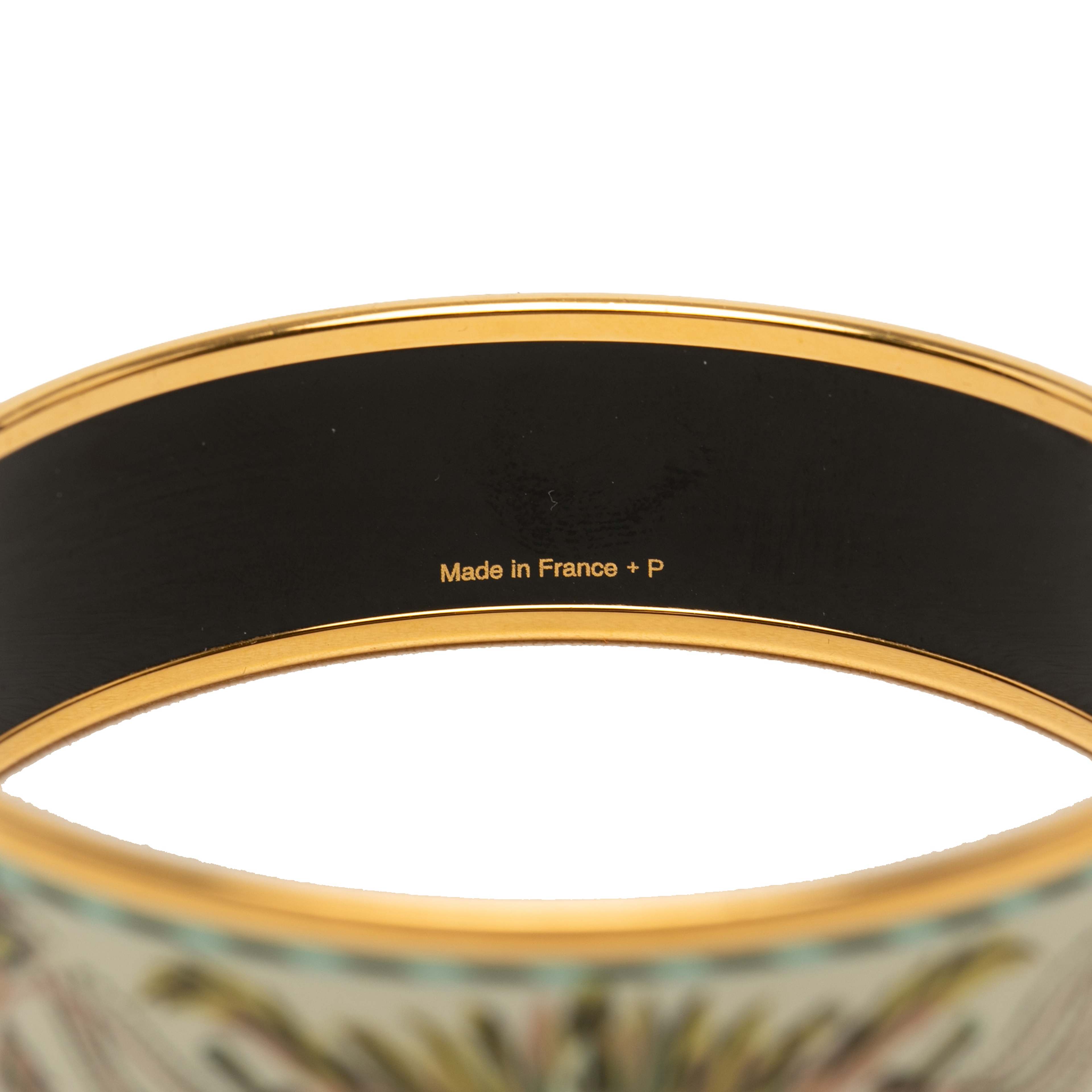 Hermès Wide Enamel Brazil Candeur Bangle 65, från Luxclusif, i färgen vit. Klicka för att öppna bilden i stort format