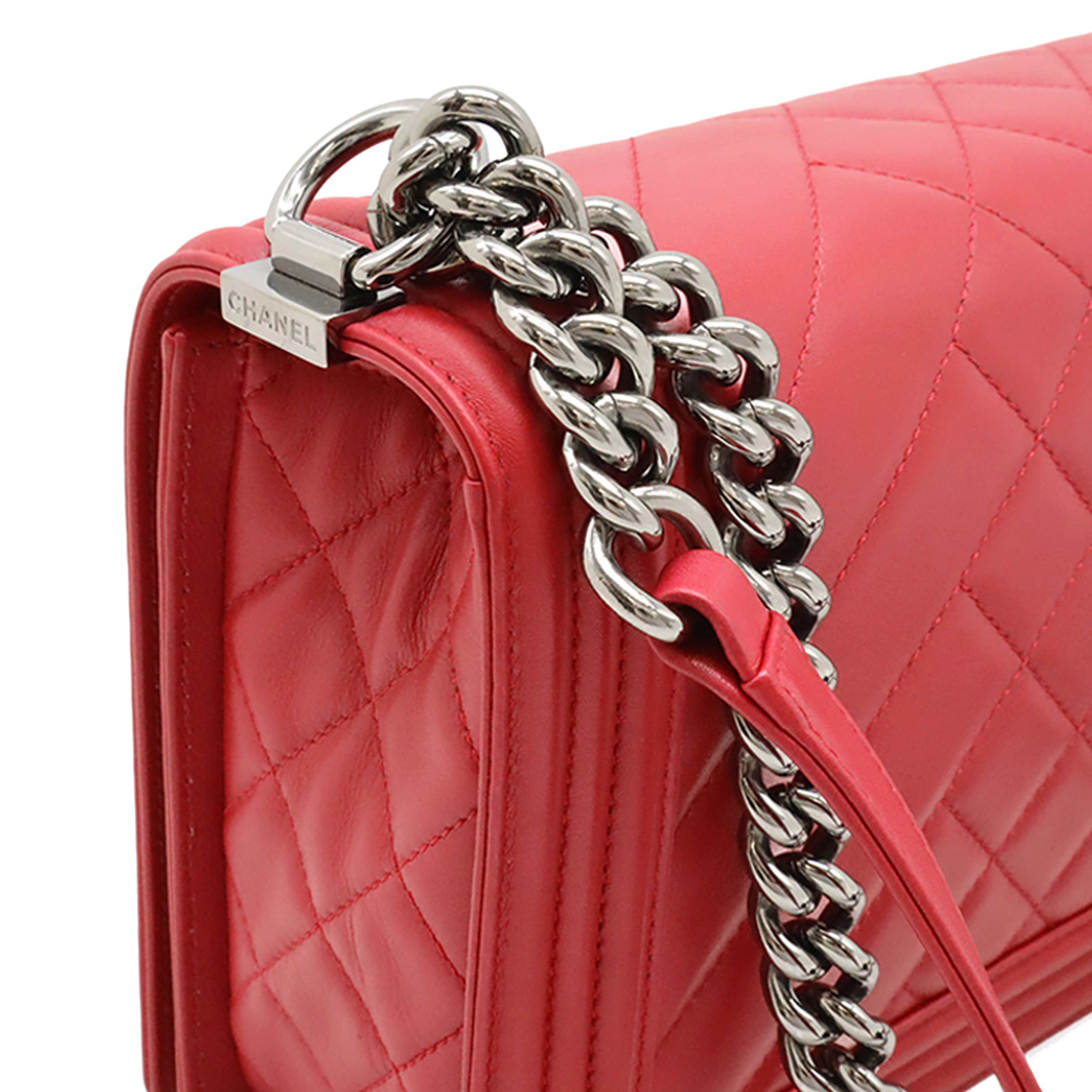 Chanel Medium Chevron And Diamond Quilted Lambskin Boy Flap, från Luxclusif, i färgen röd. Klicka för att öppna bilden i stort format