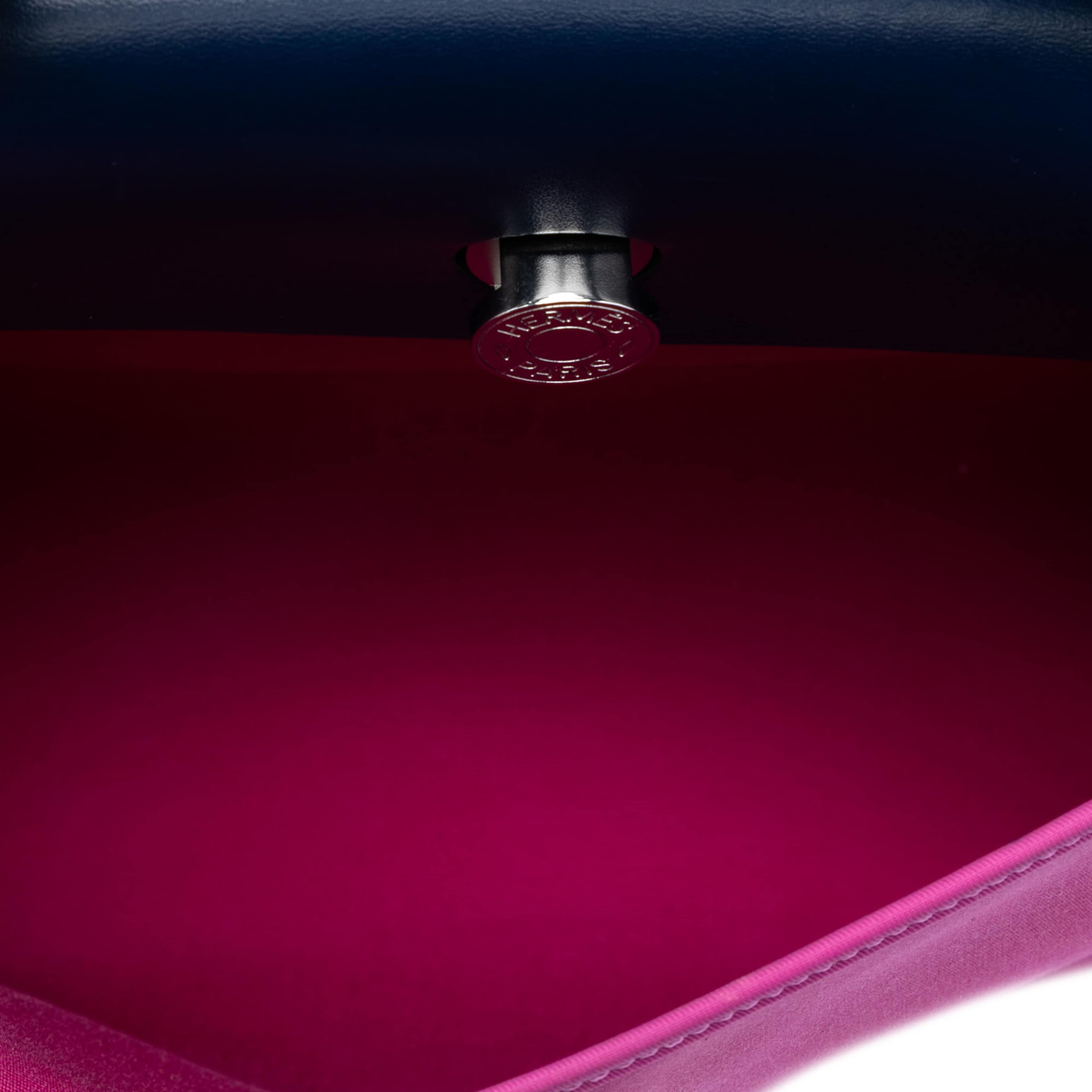 Hermès Toile Herbag Zip 31, från Luxclusif, i färgen hot pink. Klicka för att öppna bilden i stort format