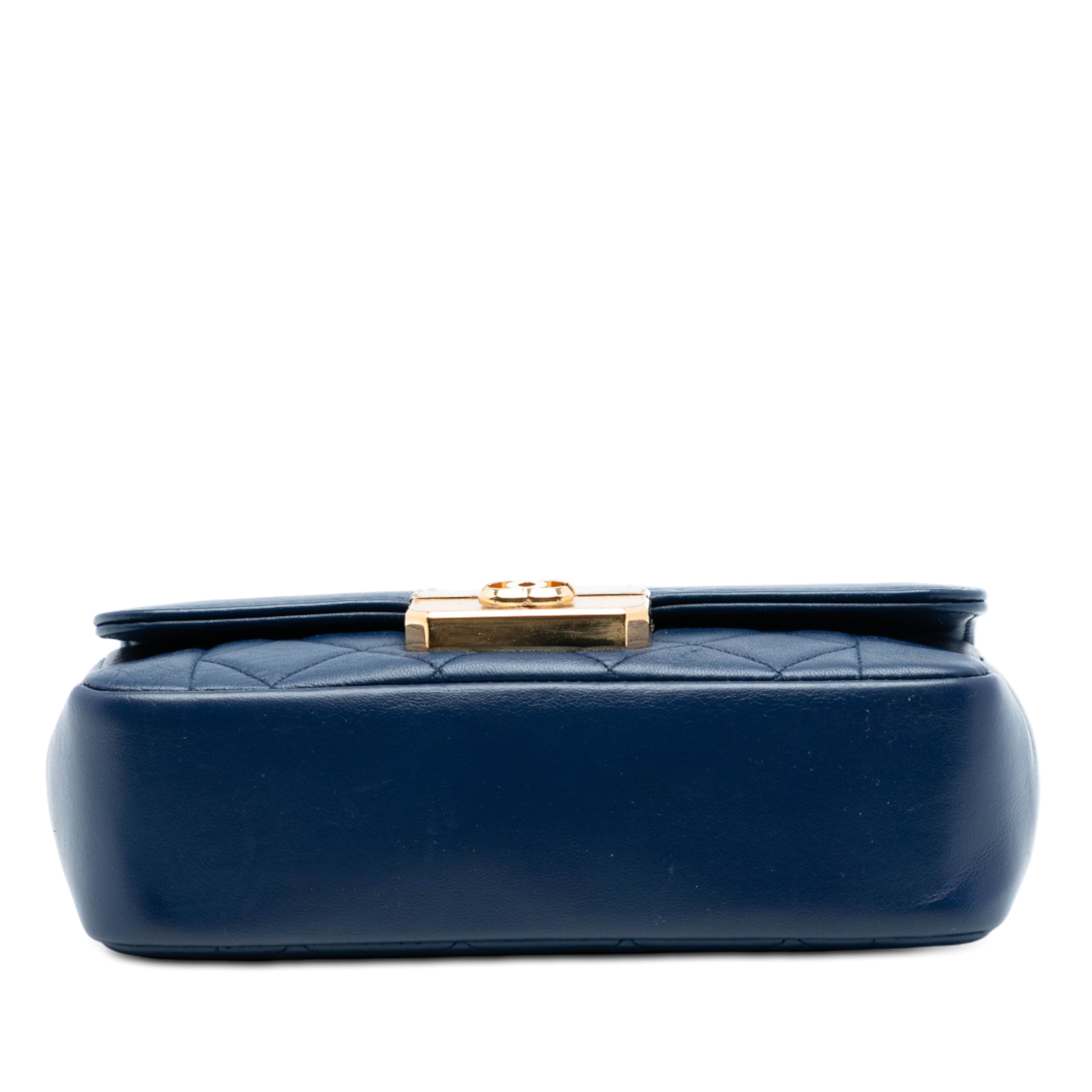 Chanel Mini Quilted Lambskin Chic With Me Flap, från Luxclusif, i färgen blue. Klicka för att öppna bilden i stort format