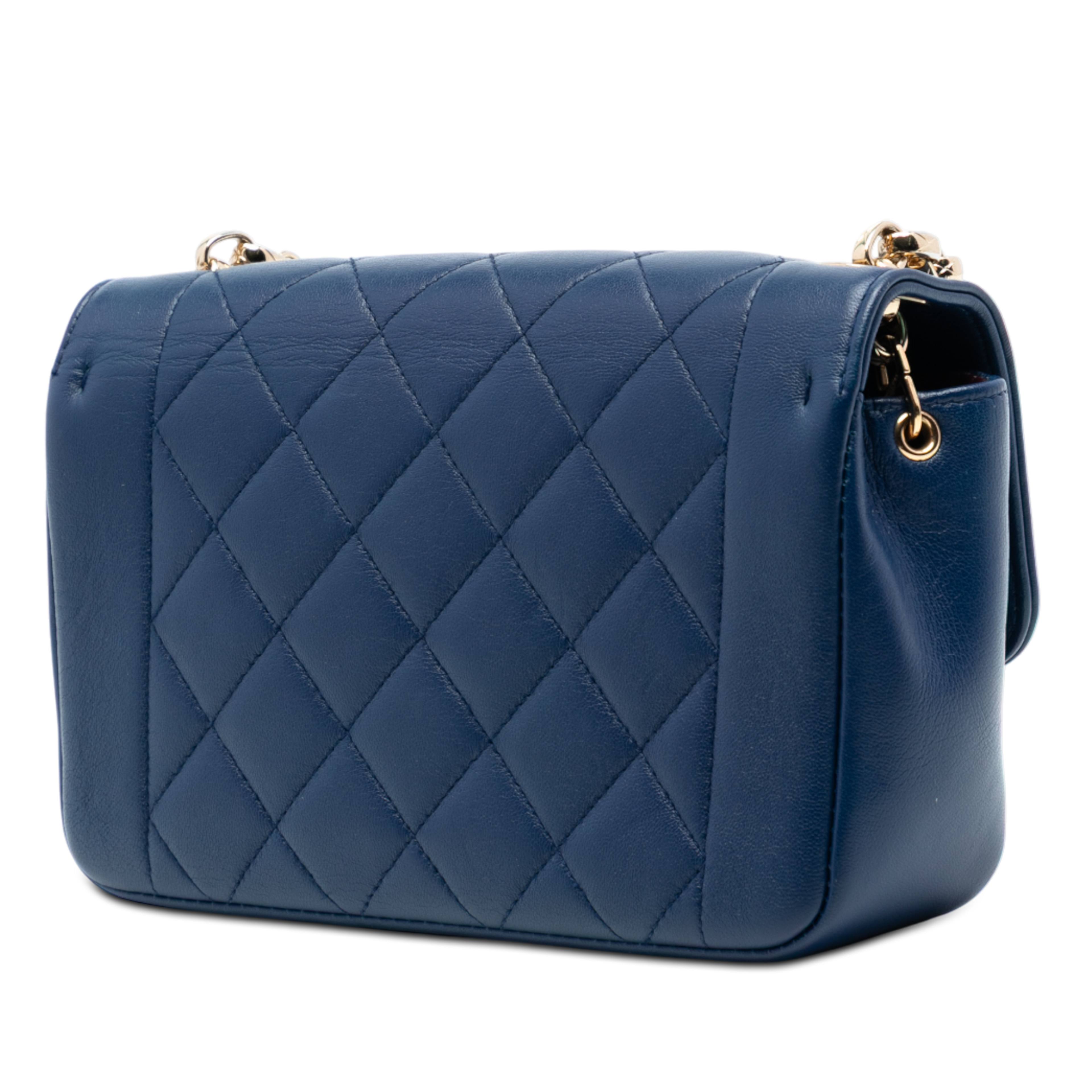 Chanel Mini Quilted Lambskin Chic With Me Flap, från Luxclusif, i färgen blue. Klicka för att öppna bilden i stort format