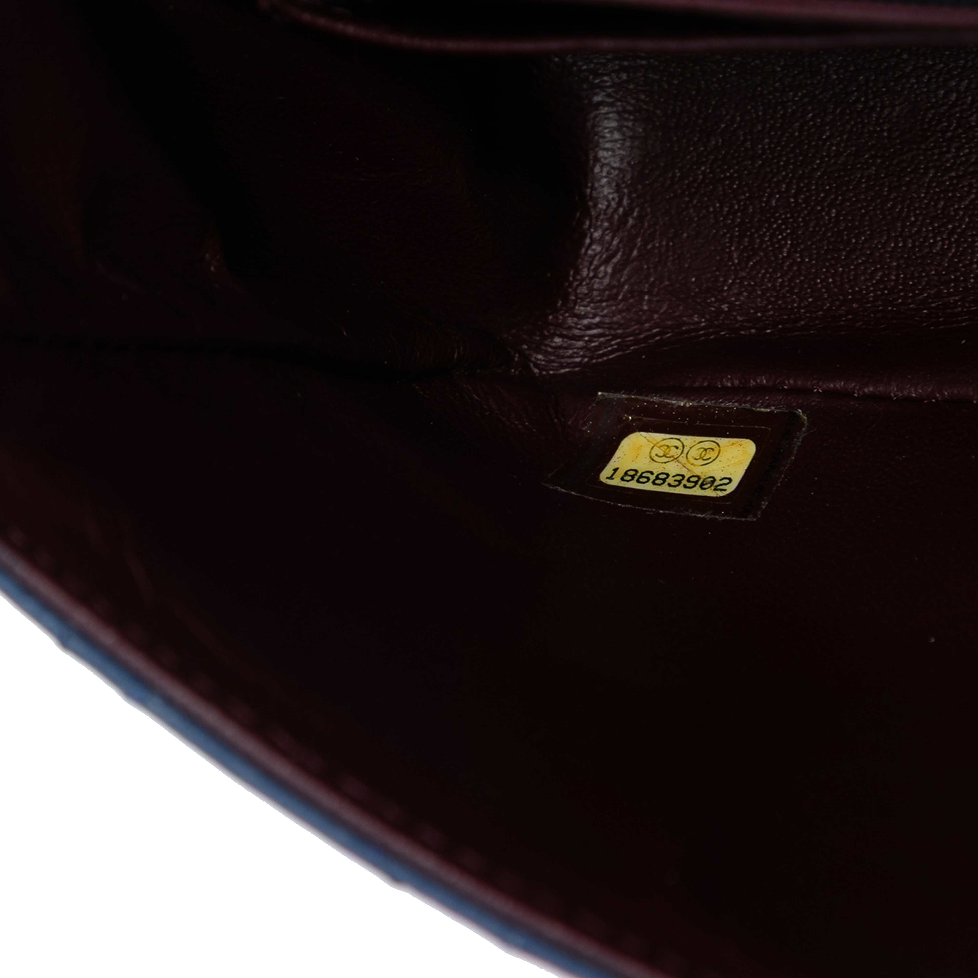 Chanel Mini Quilted Lambskin Chic With Me Flap, från Luxclusif, i färgen blue. Klicka för att öppna bilden i stort format