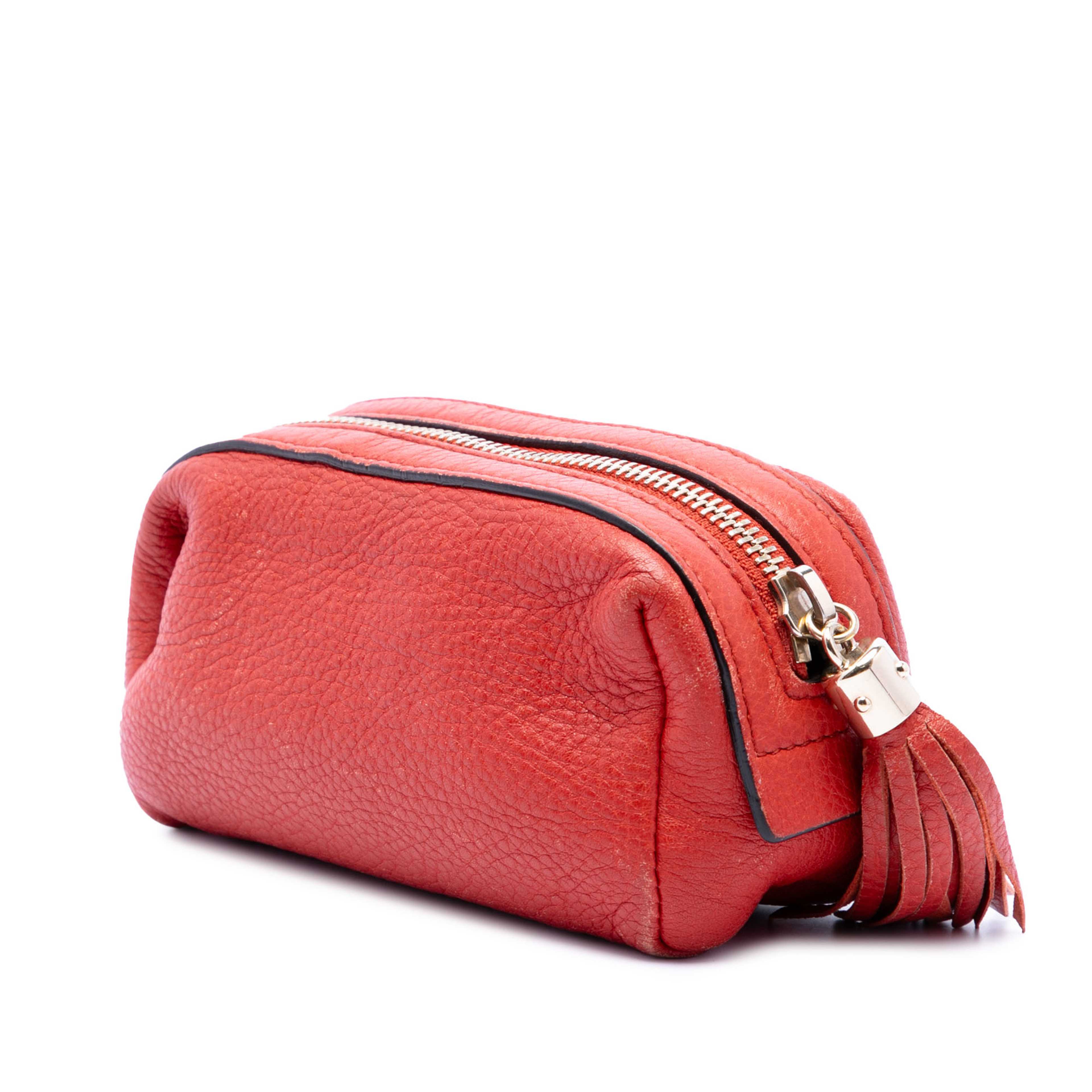 Gucci Pebbled Calfskin Soho Cosmetic Pouch, från Luxclusif, i färgen red. Klicka för att öppna bilden i stort format
