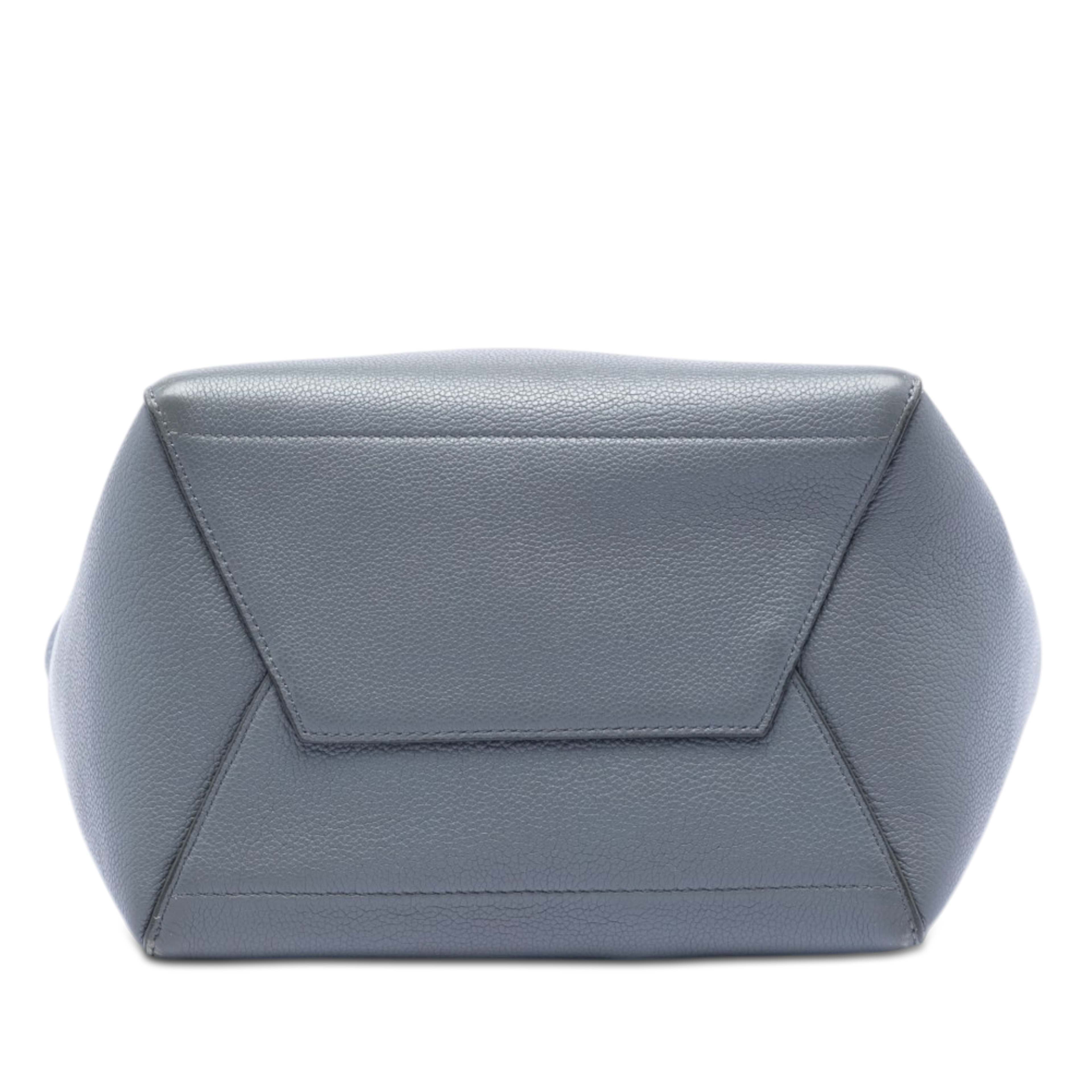 Celine Medium Leather Seau Sangle Bucket Bag, från Luxclusif, i färgen gray. Klicka för att öppna bilden i stort format