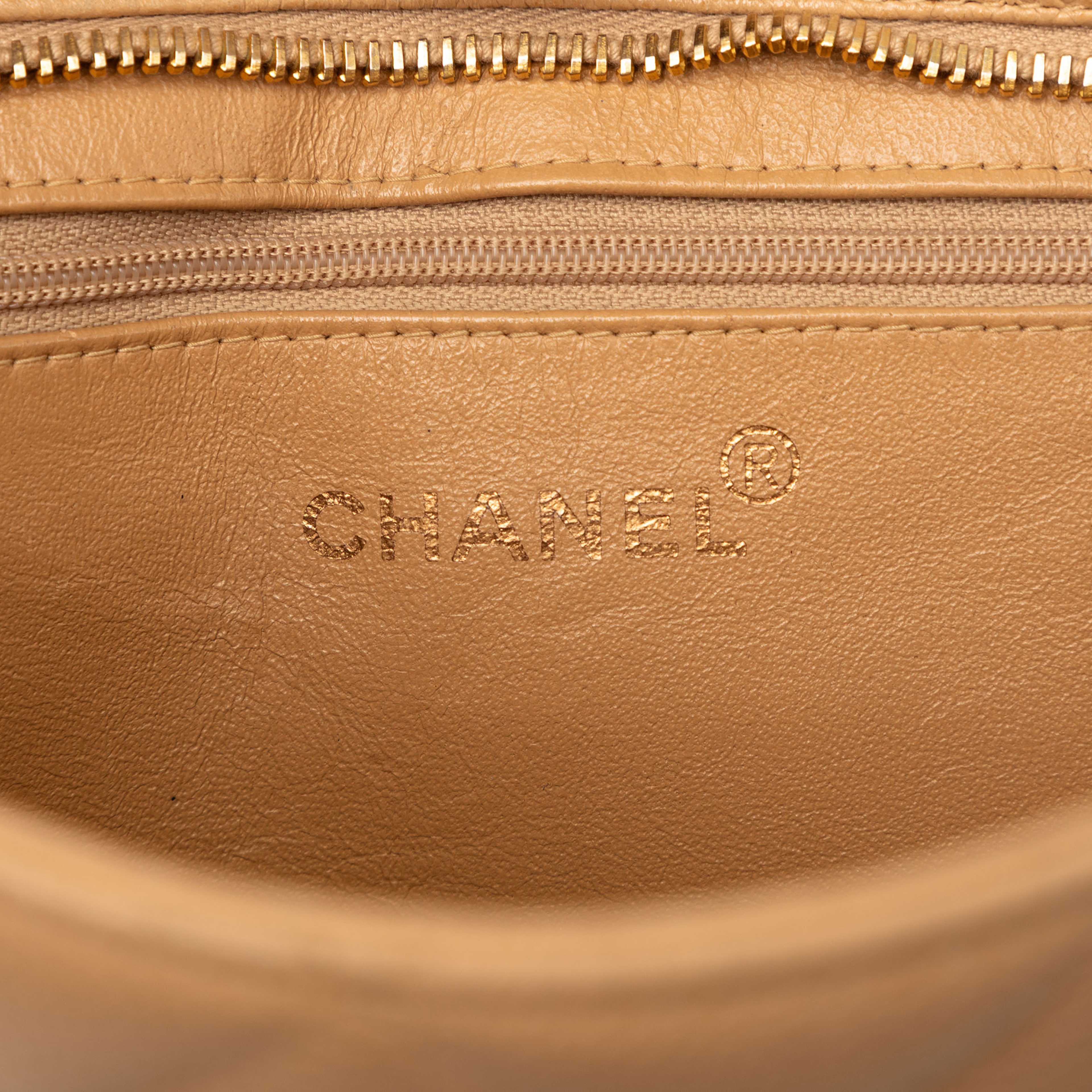 Chanel Caviar Medallion Tote, från Luxclusif, i färgen beige. Klicka för att öppna bilden i stort format
