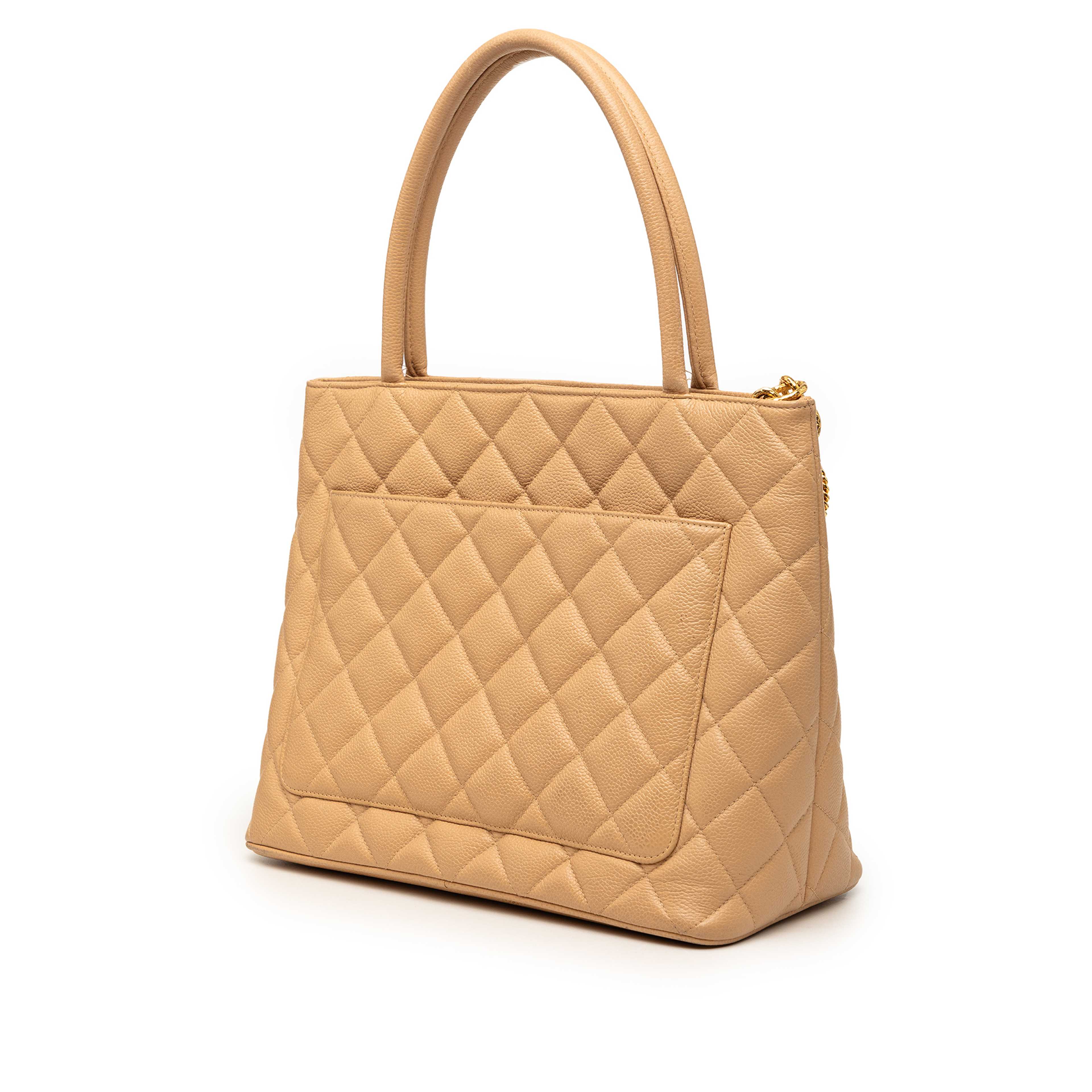Chanel Caviar Medallion Tote, från Luxclusif, i färgen beige. Klicka för att öppna bilden i stort format