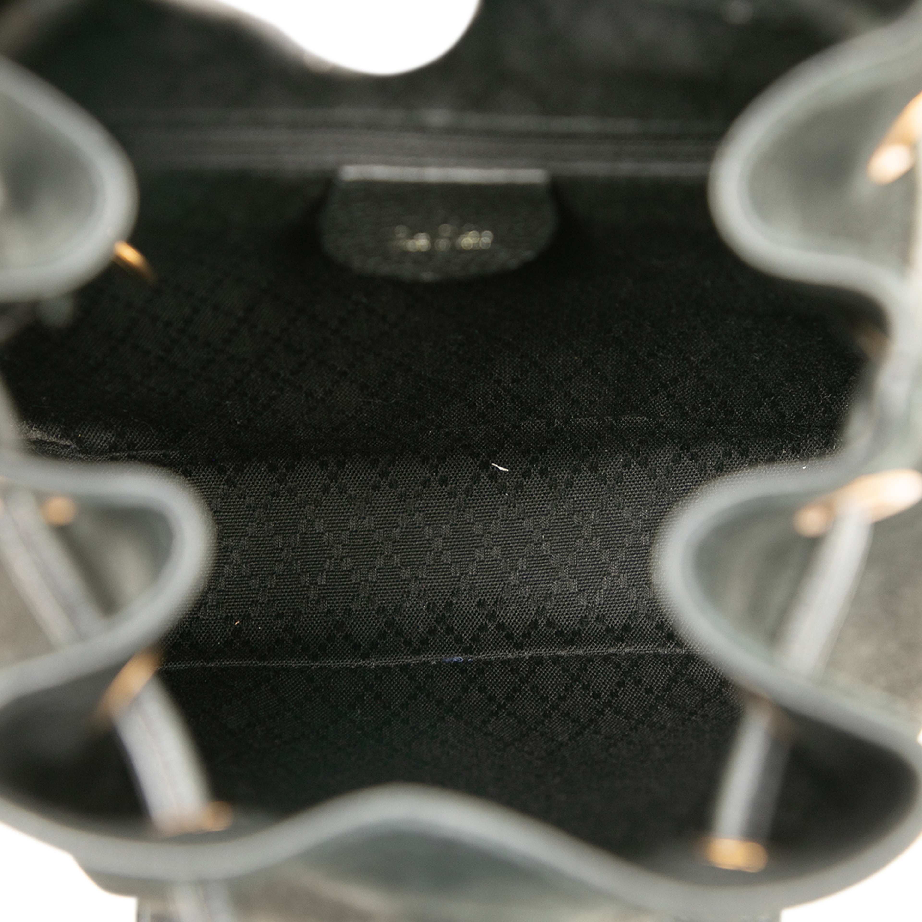 Gucci Suede Bamboo Drawstring Backpack, från Luxclusif, i färgen black. Klicka för att öppna bilden i stort format