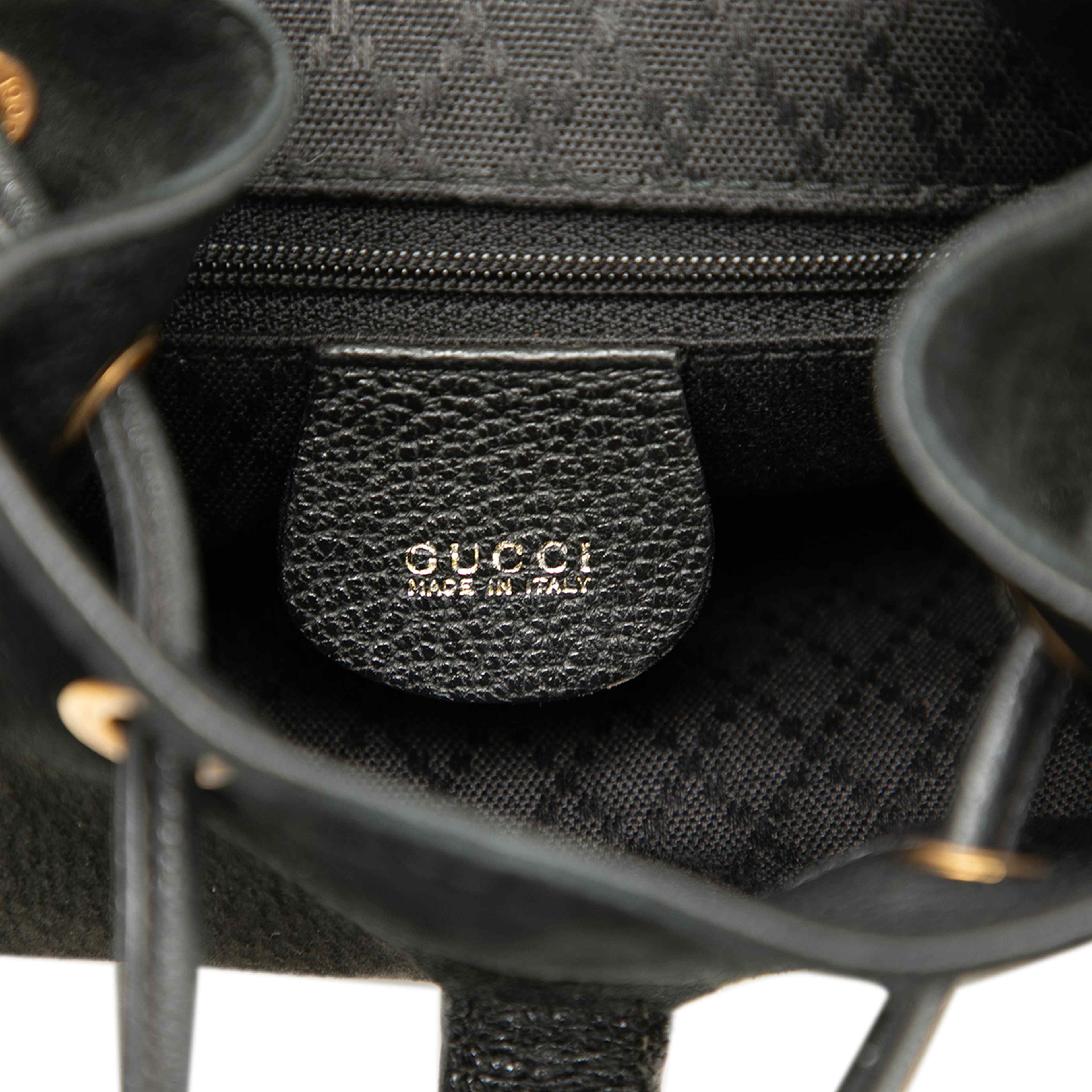 Gucci Suede Bamboo Drawstring Backpack, från Luxclusif, i färgen black. Klicka för att öppna bilden i stort format