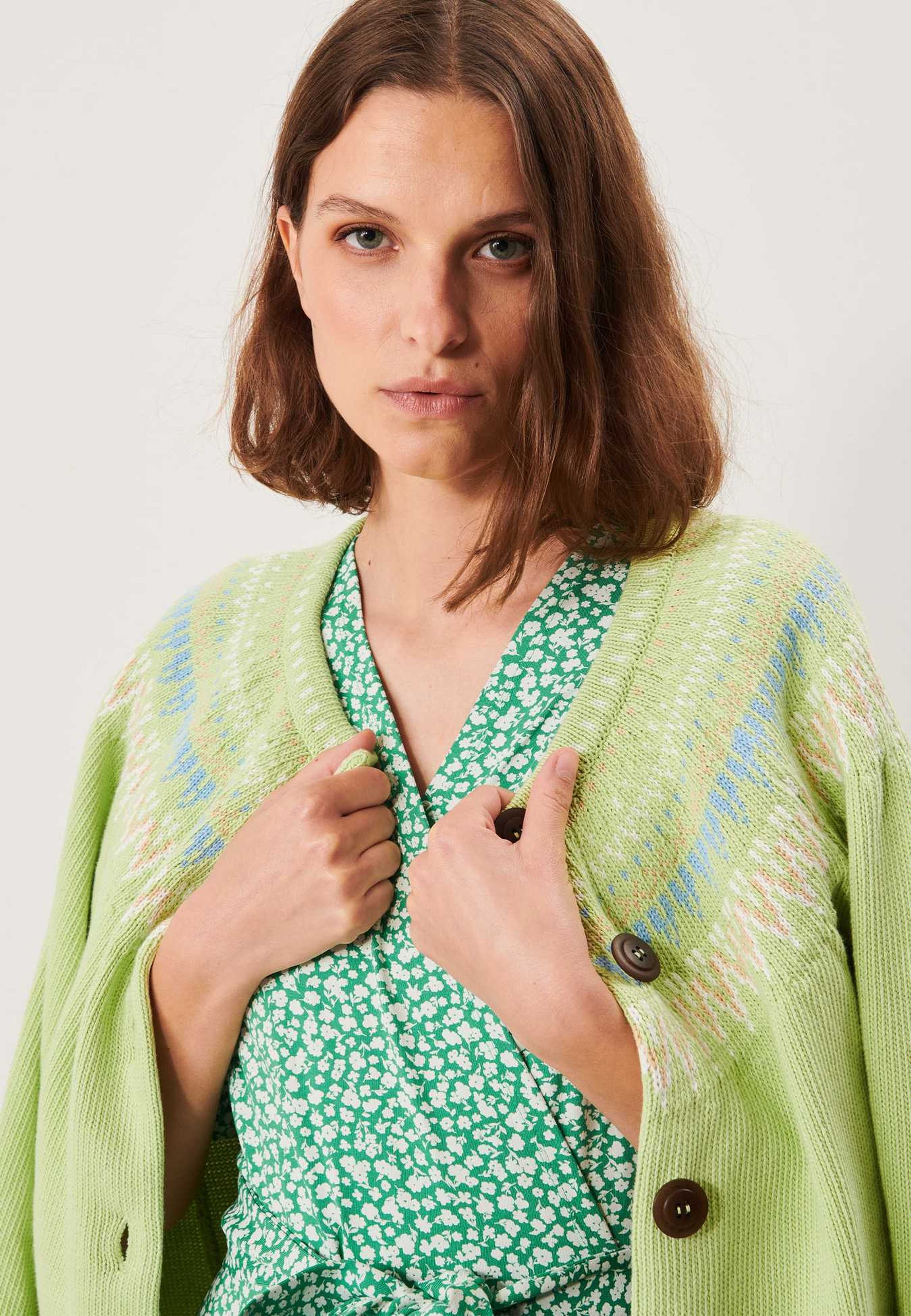 Joelle Cotton Cardigan, från Jumperfabriken, i färgen green. Klicka för att öppna bilden i stort format