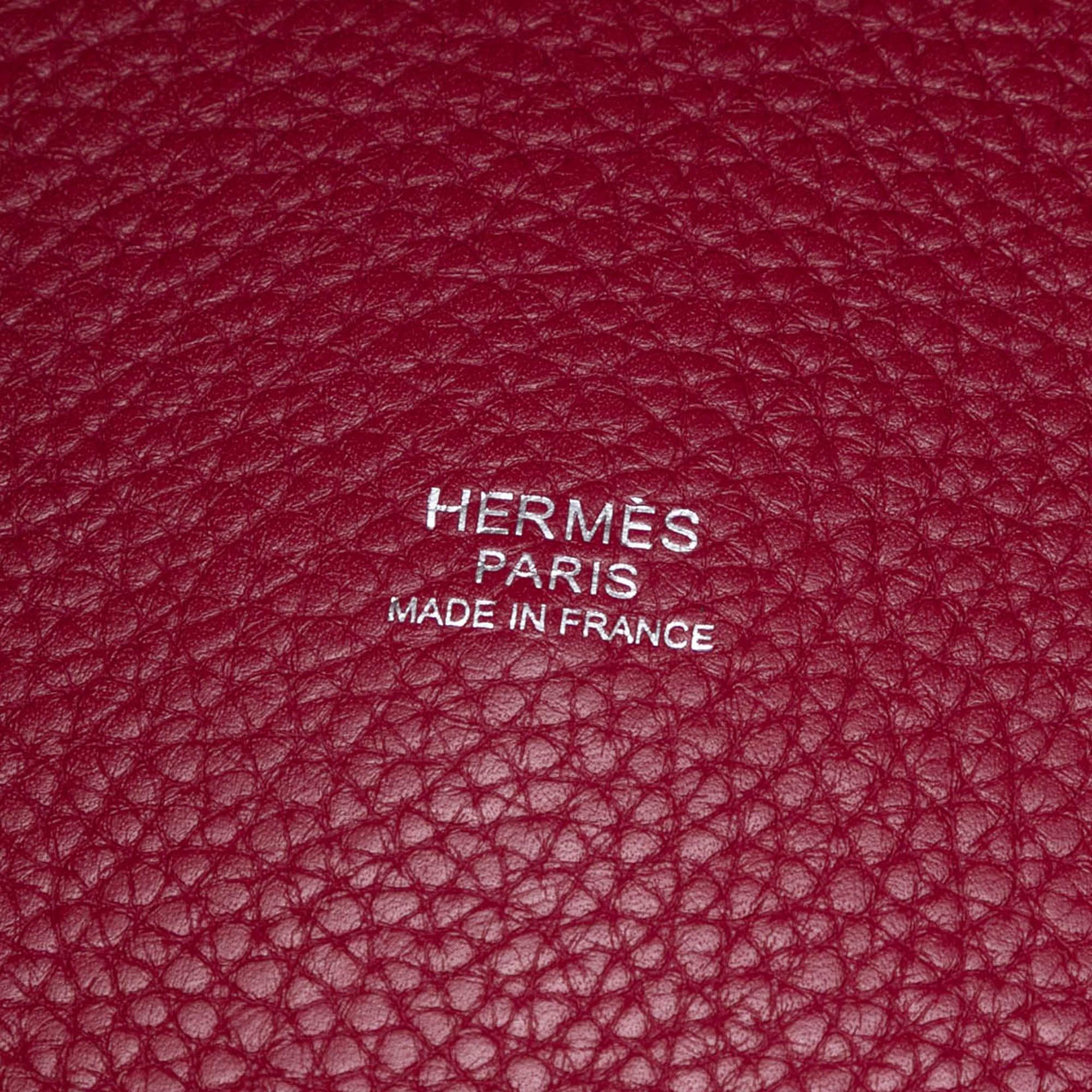 Hermès Clemence Picotin Lock 33, från Luxclusif, i färgen dark pink. Klicka för att öppna bilden i stort format